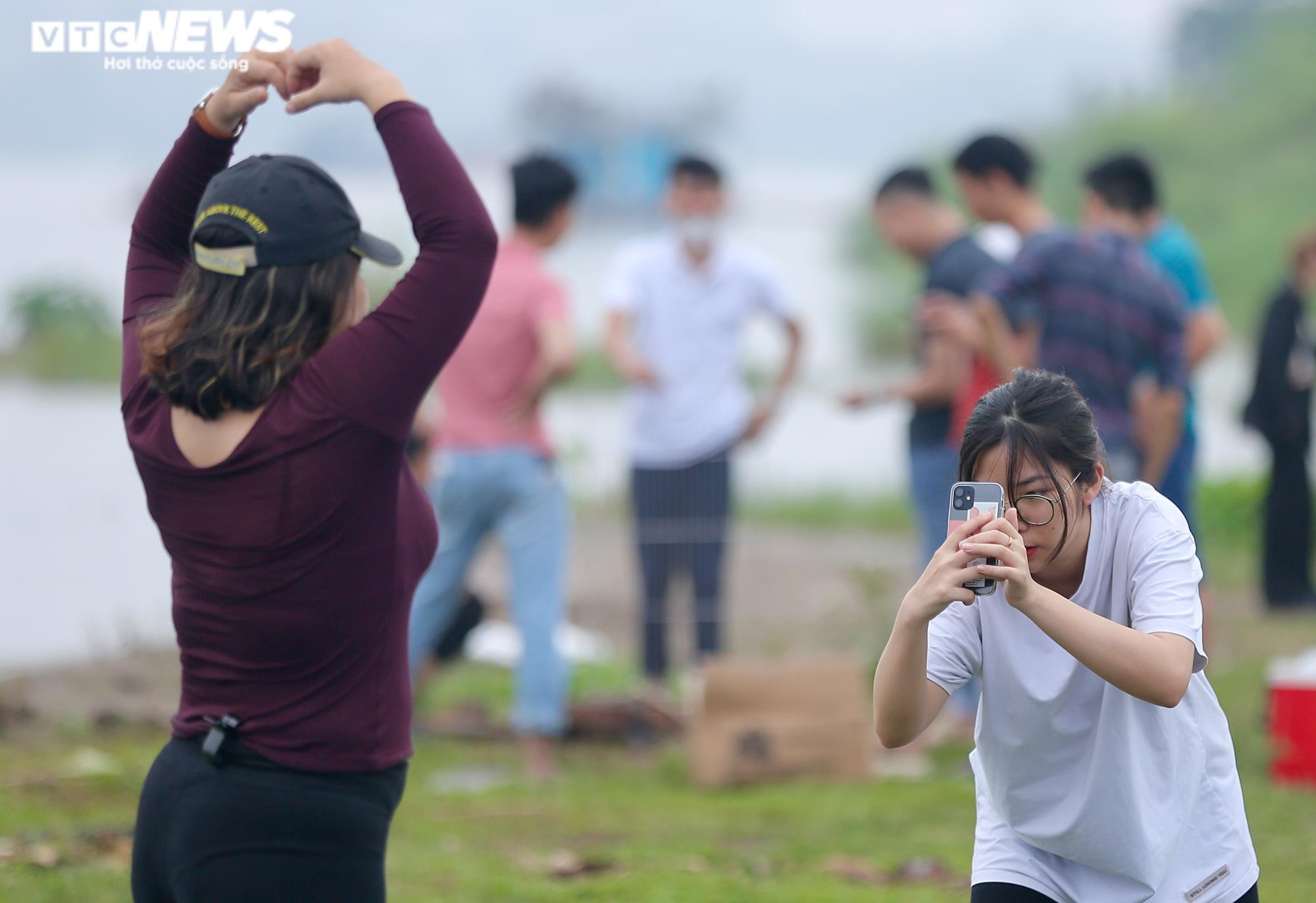 Ảnh: Người dân mang củi, lều ra bãi sông Hồng cắm trại ngày cuối tuần - 12