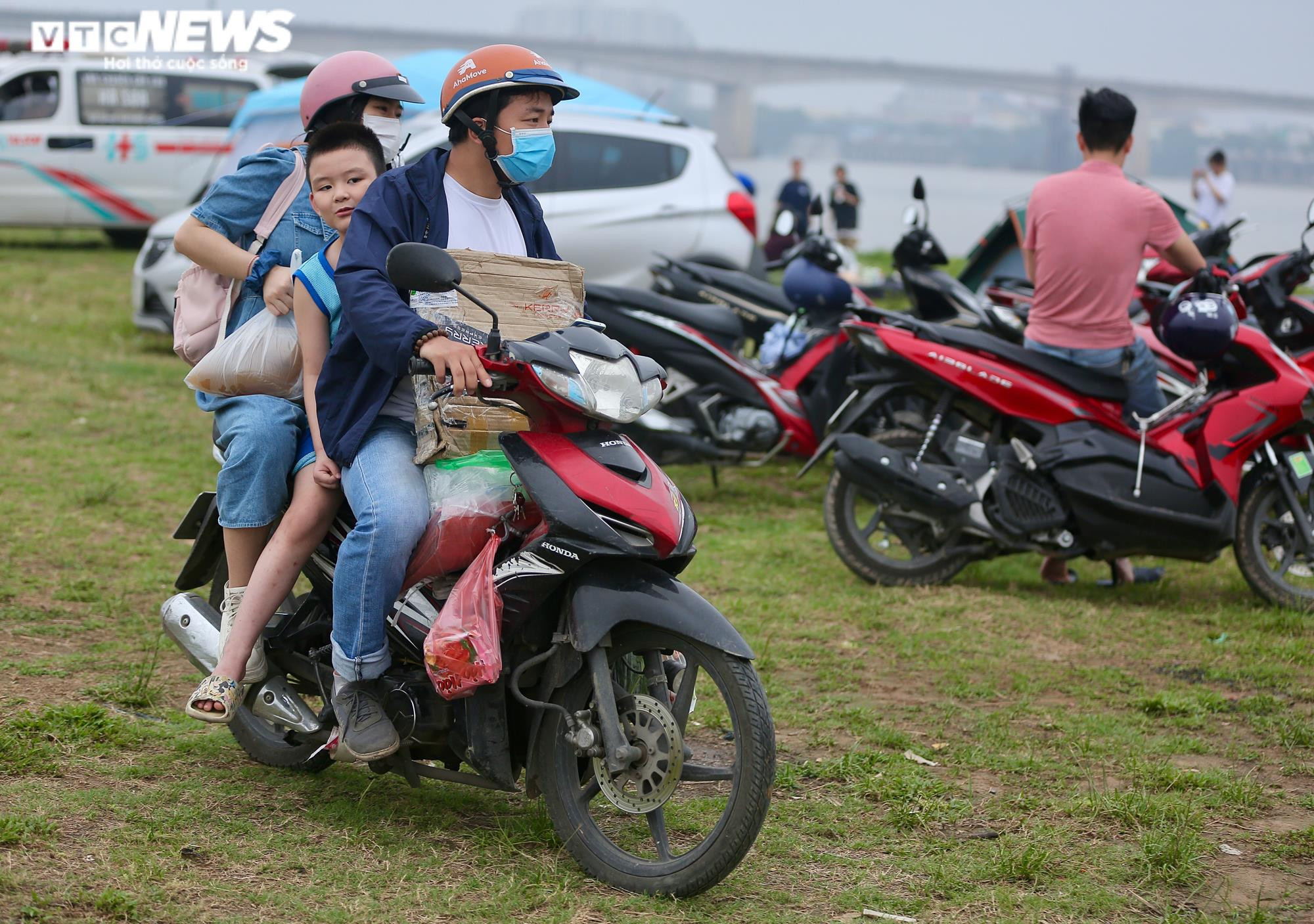 Ảnh: Người dân mang củi, lều ra bãi sông Hồng cắm trại ngày cuối tuần - 2