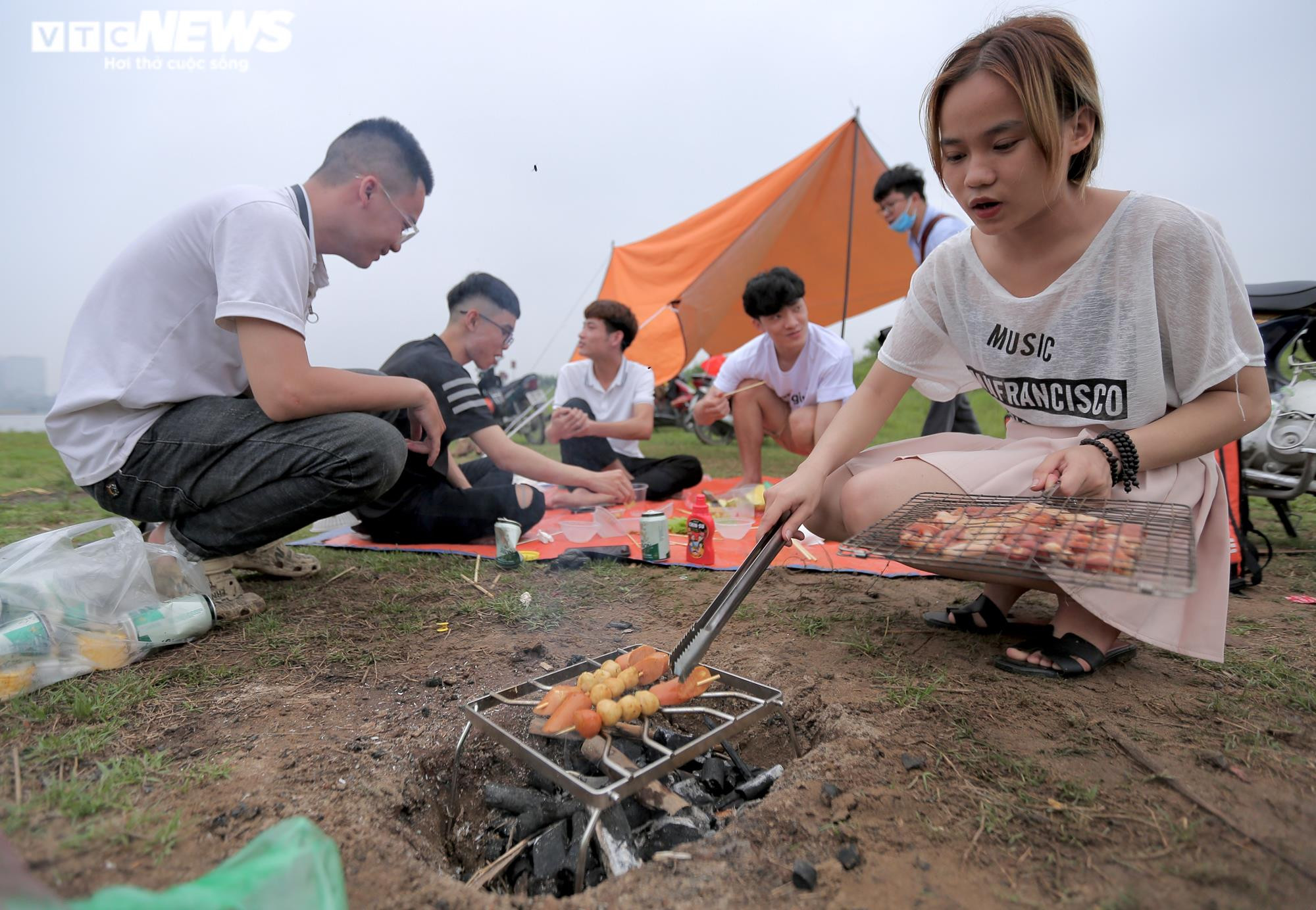 Ảnh: Người dân mang củi, lều ra bãi sông Hồng cắm trại ngày cuối tuần - 5