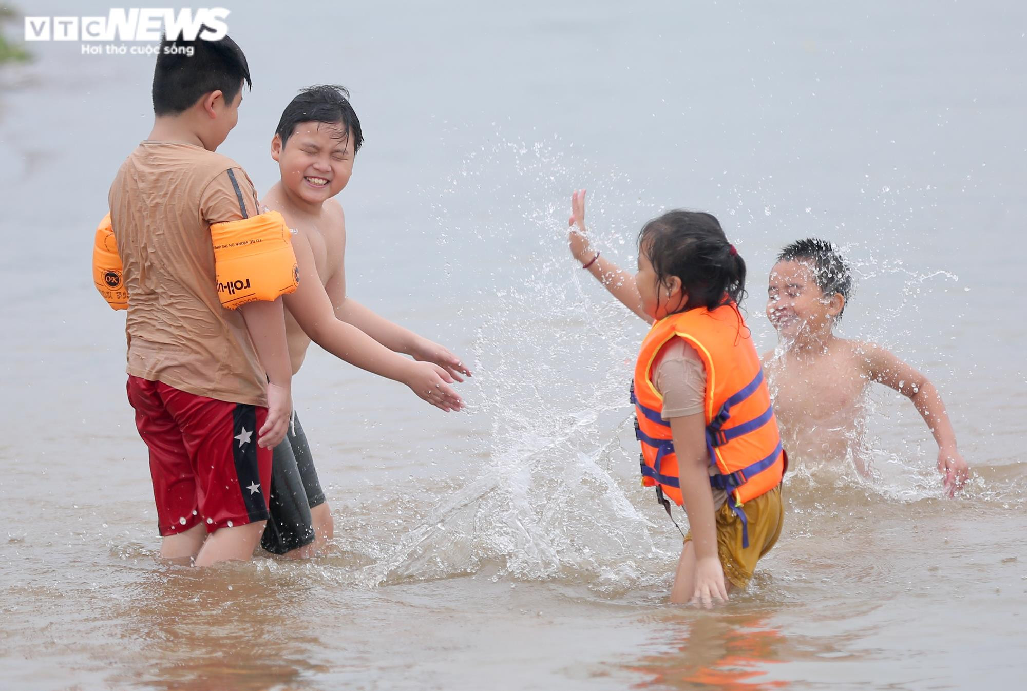 Ảnh: Người dân mang củi, lều ra bãi sông Hồng cắm trại ngày cuối tuần - 8