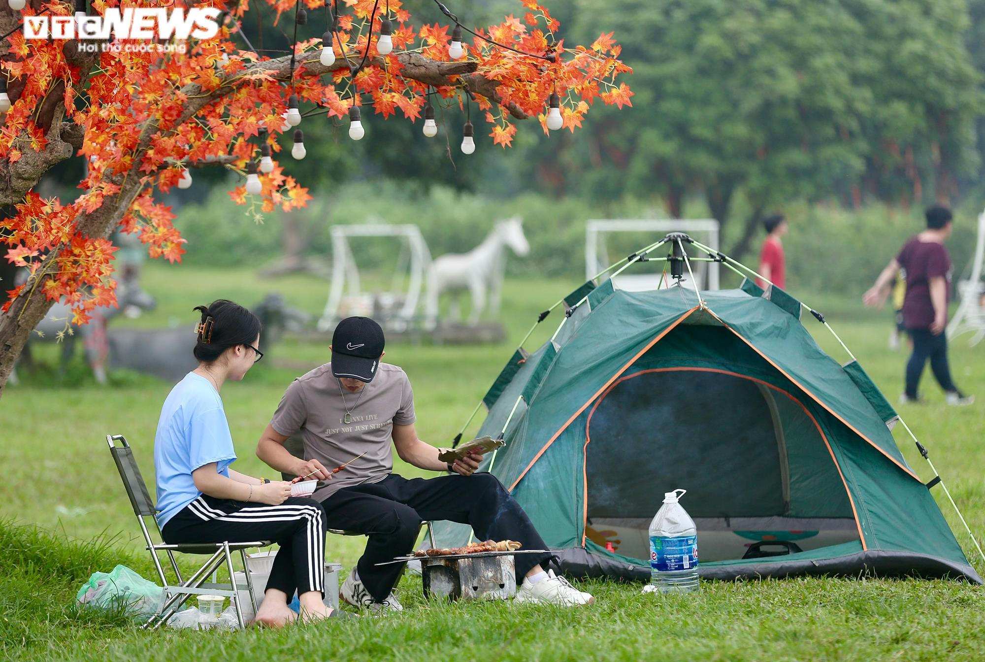 Ảnh: Người dân mang củi, lều ra bãi sông Hồng cắm trại ngày cuối tuần - 4