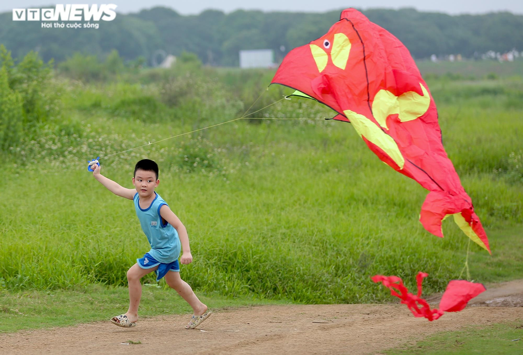 Ảnh: Người dân mang củi, lều ra bãi sông Hồng cắm trại ngày cuối tuần - 7