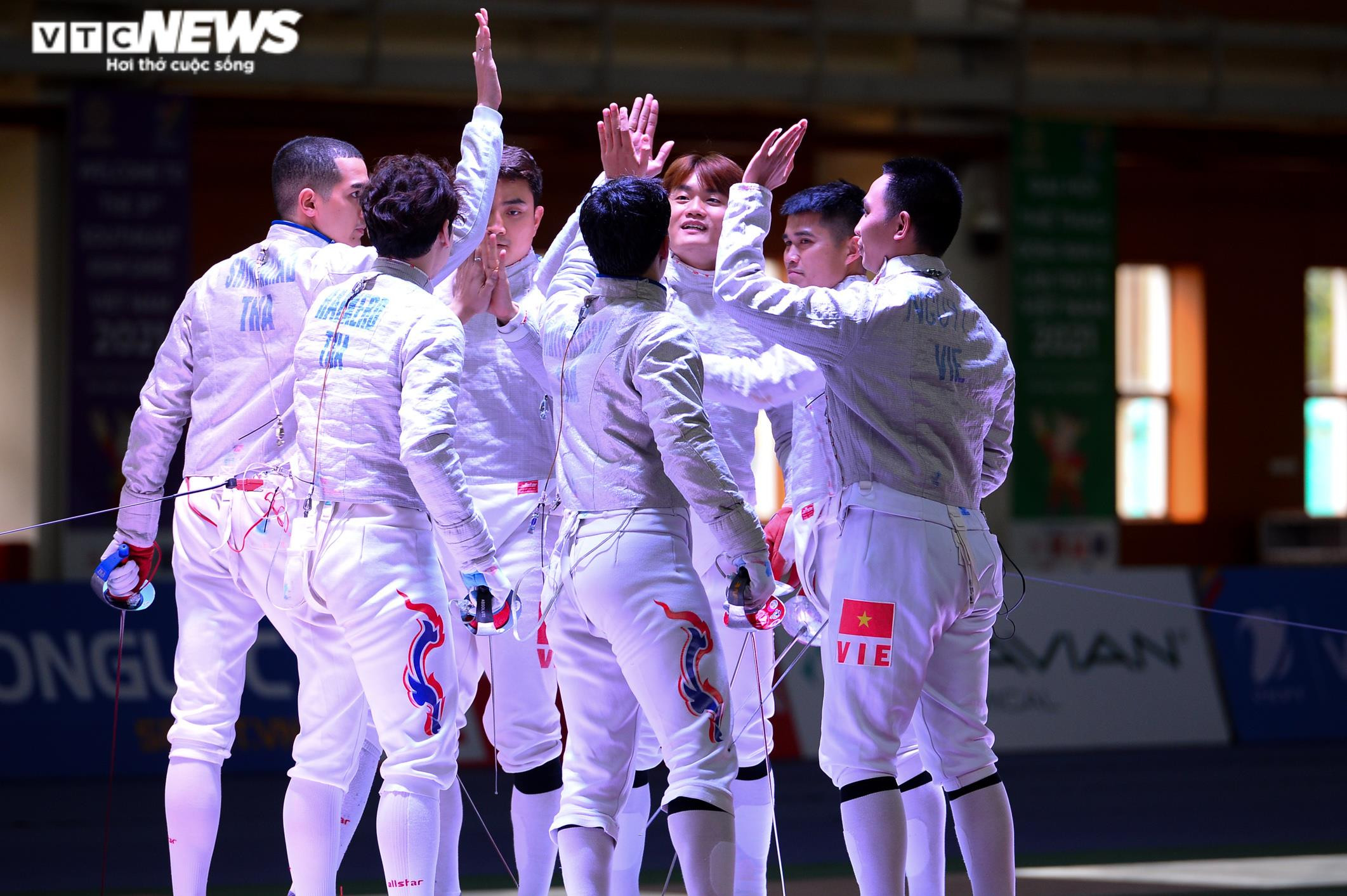Vũ Thành An cùng đồng đội hạ tuyển Thái Lan, giành HCV kiếm chém - 2