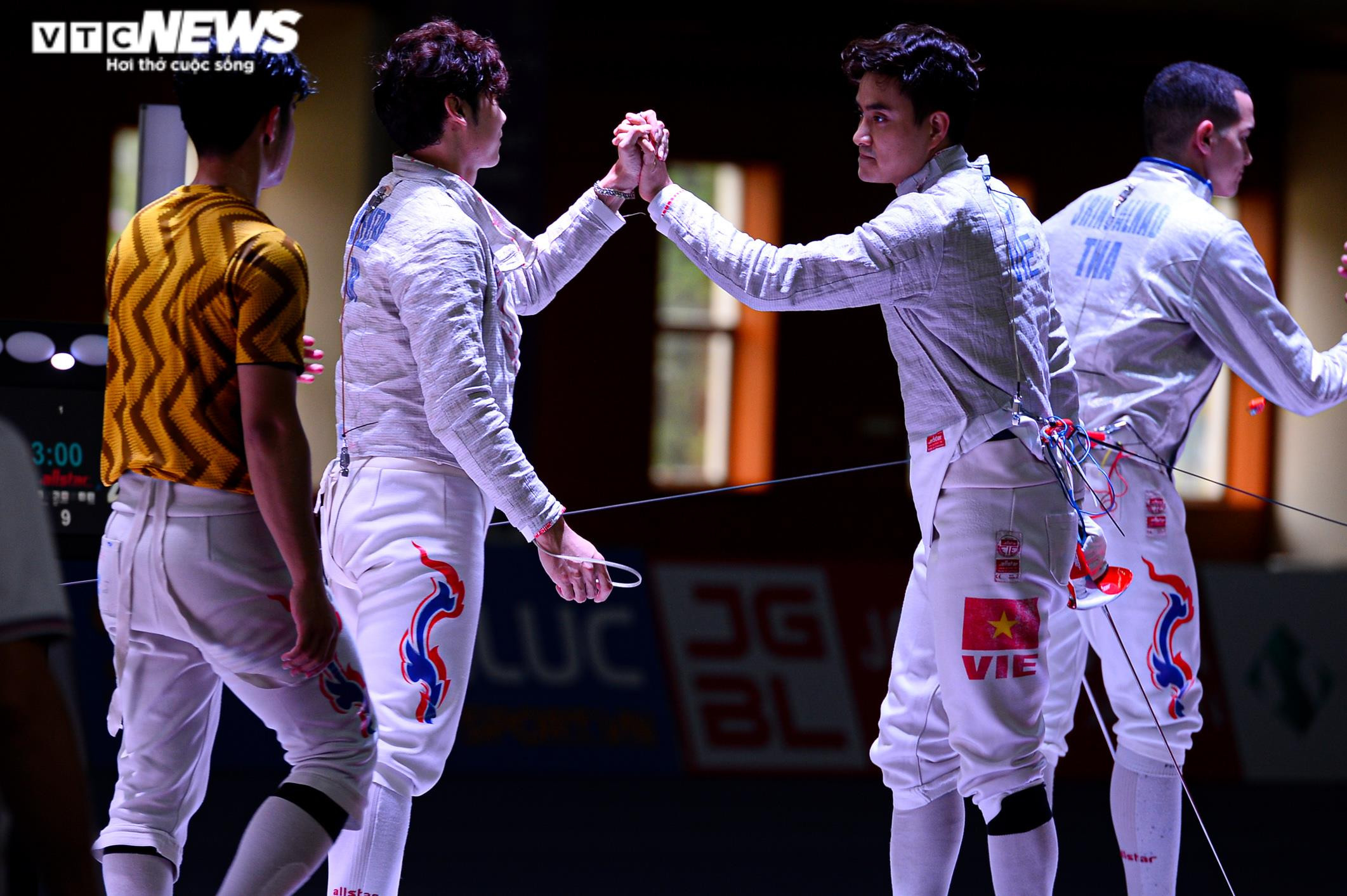 Vũ Thành An cùng đồng đội hạ tuyển Thái Lan, giành HCV kiếm chém - 1