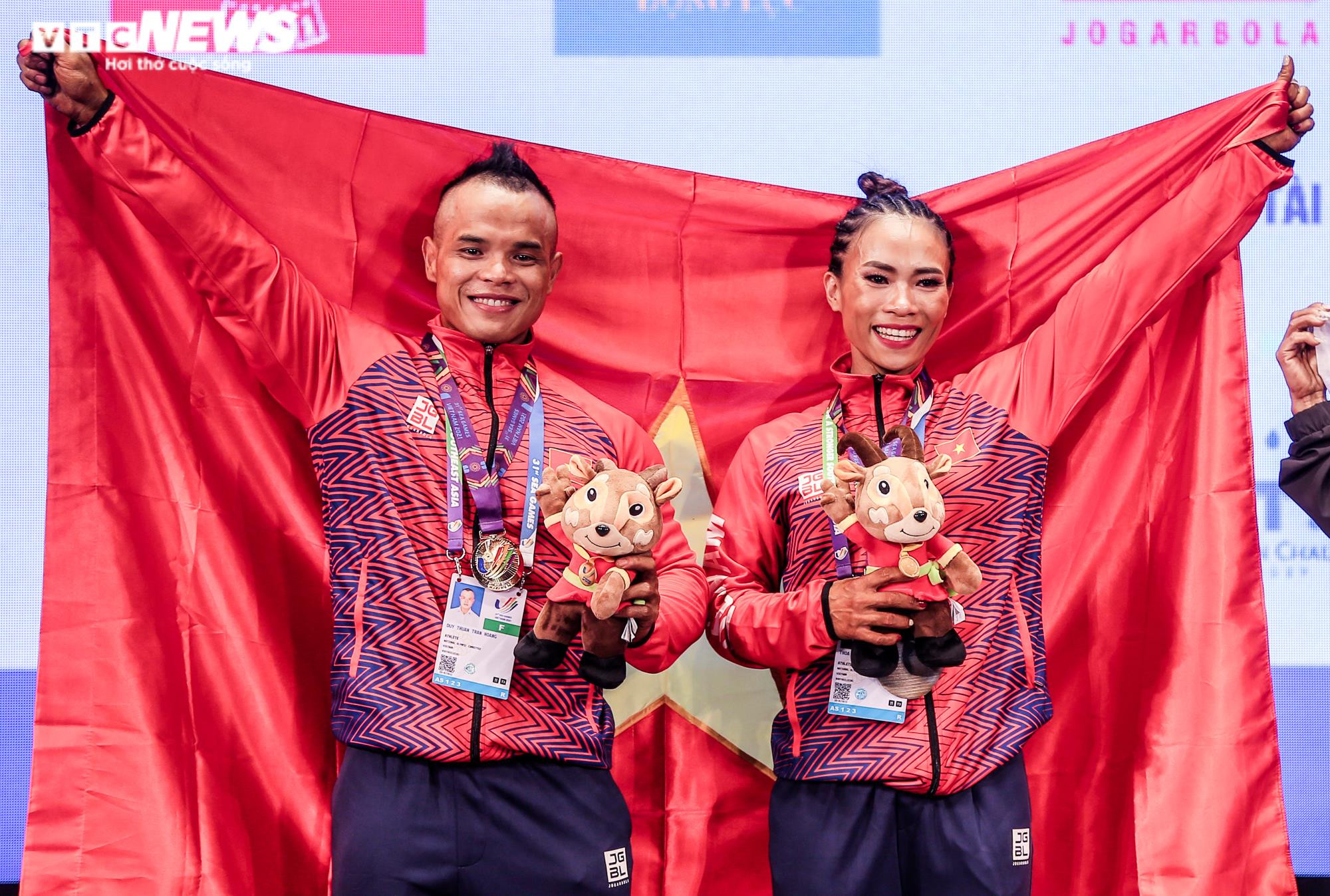 Nữ lực sĩ Việt Nam khoe cơ bắp tuyệt đẹp, giành HCV SEA Games 31 - 12