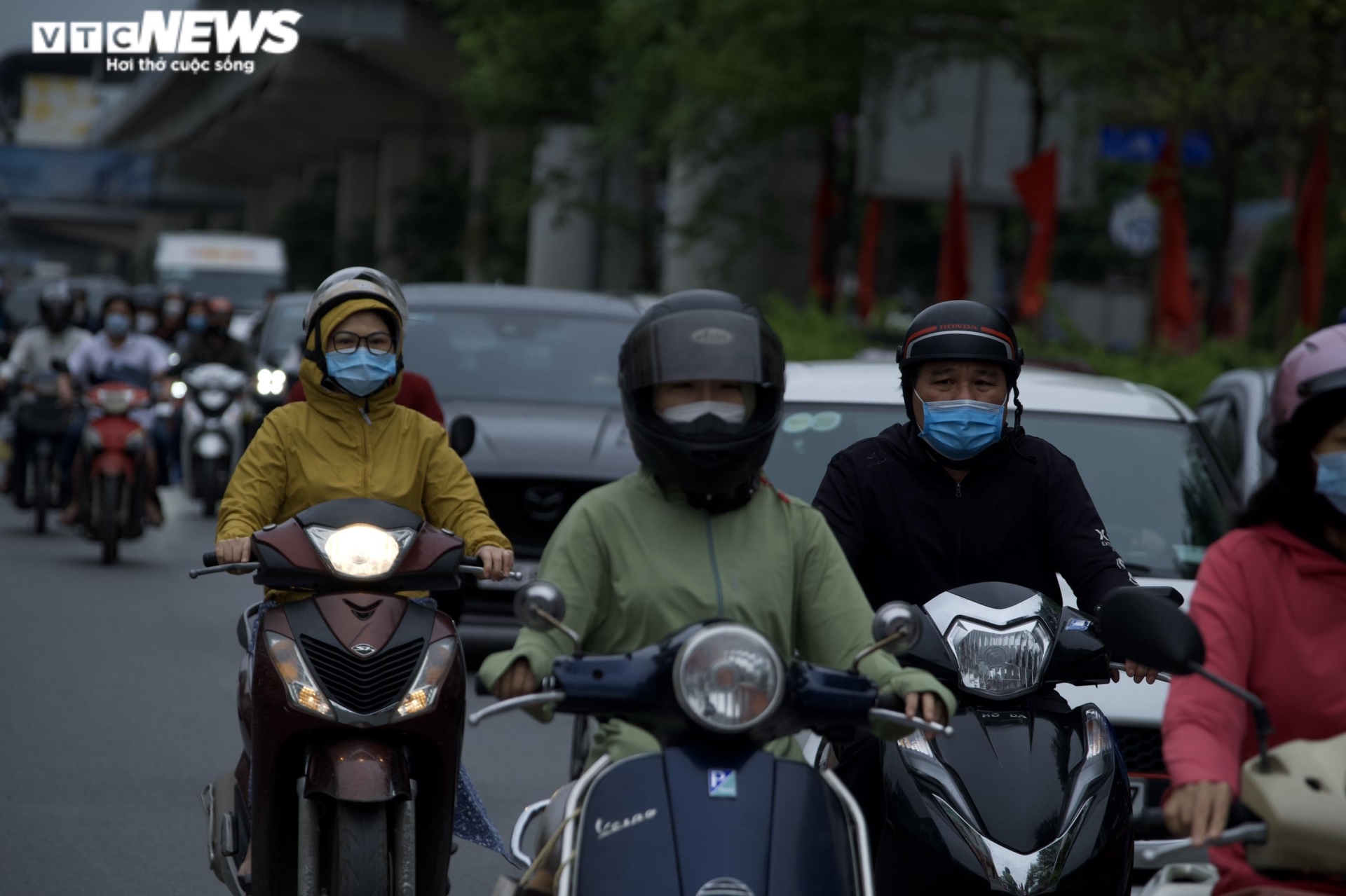 Ảnh: Người Hà Nội co ro trong cái lạnh... đầu hè - 10