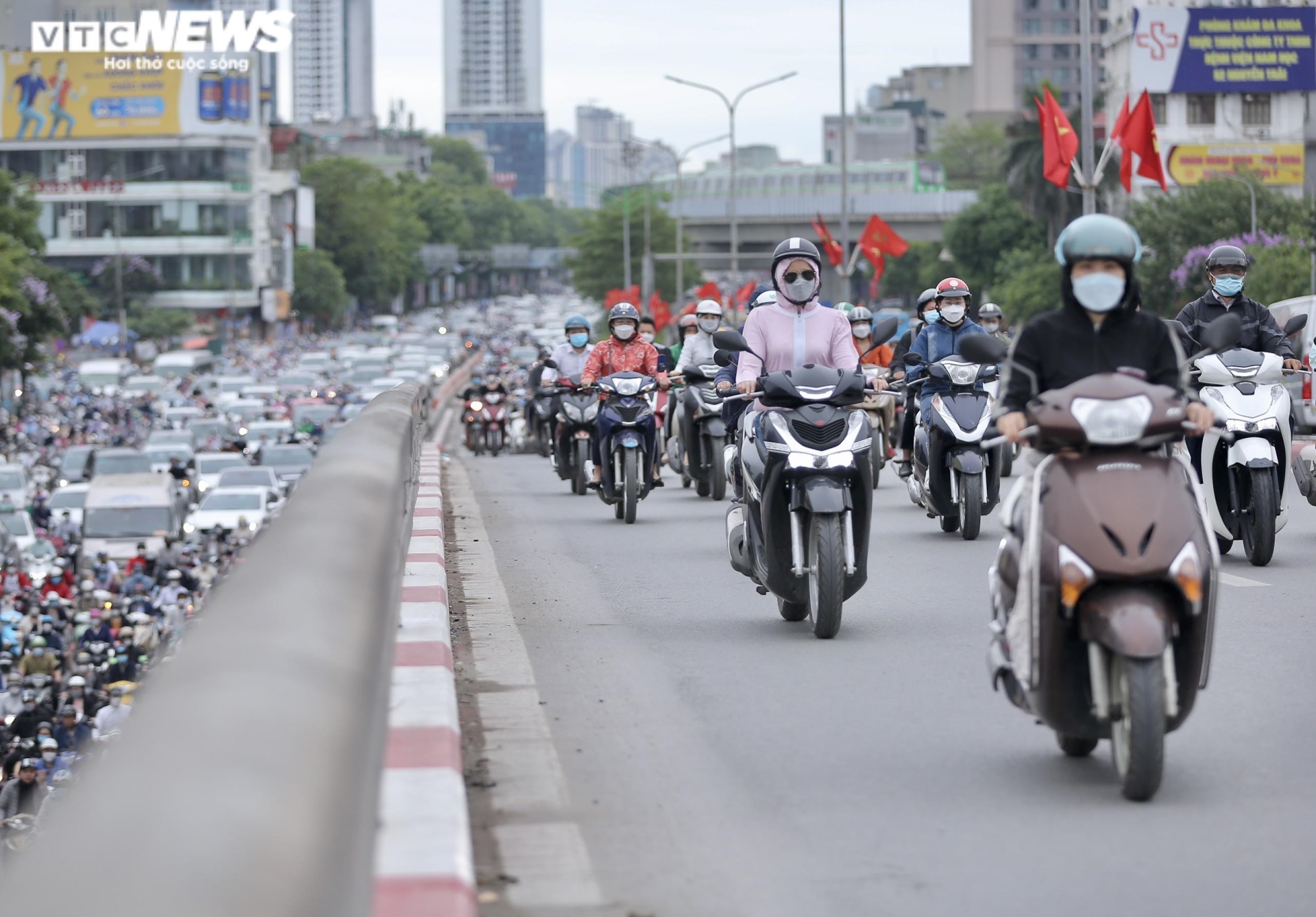 Ảnh: Người Hà Nội co ro trong cái lạnh... đầu hè - 1