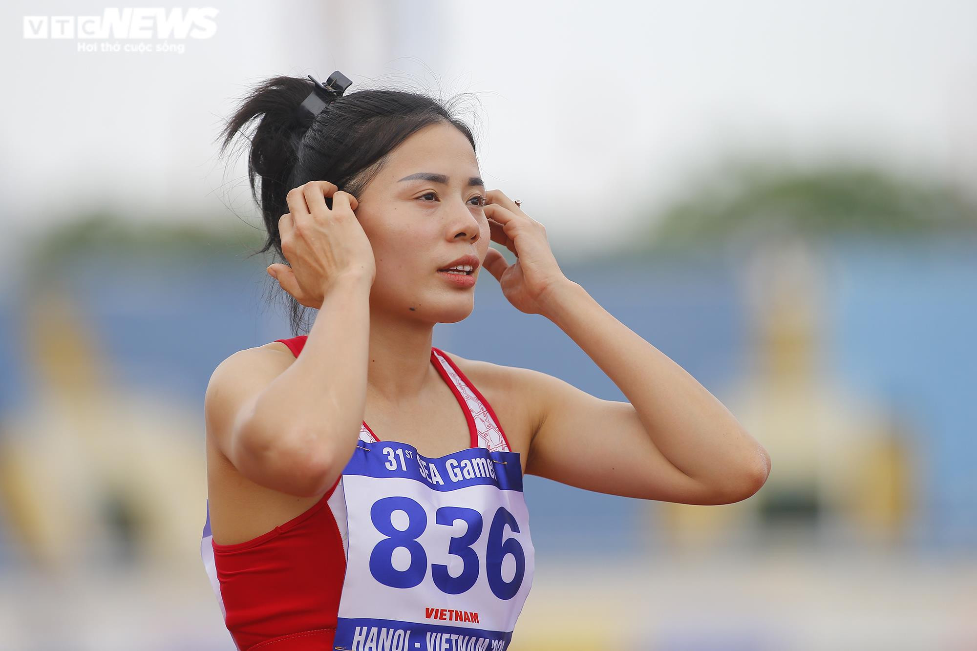 Quách Thị Lan rưng rưng khóc khi hát Quốc ca trên bục nhận HCV SEA Games - 3