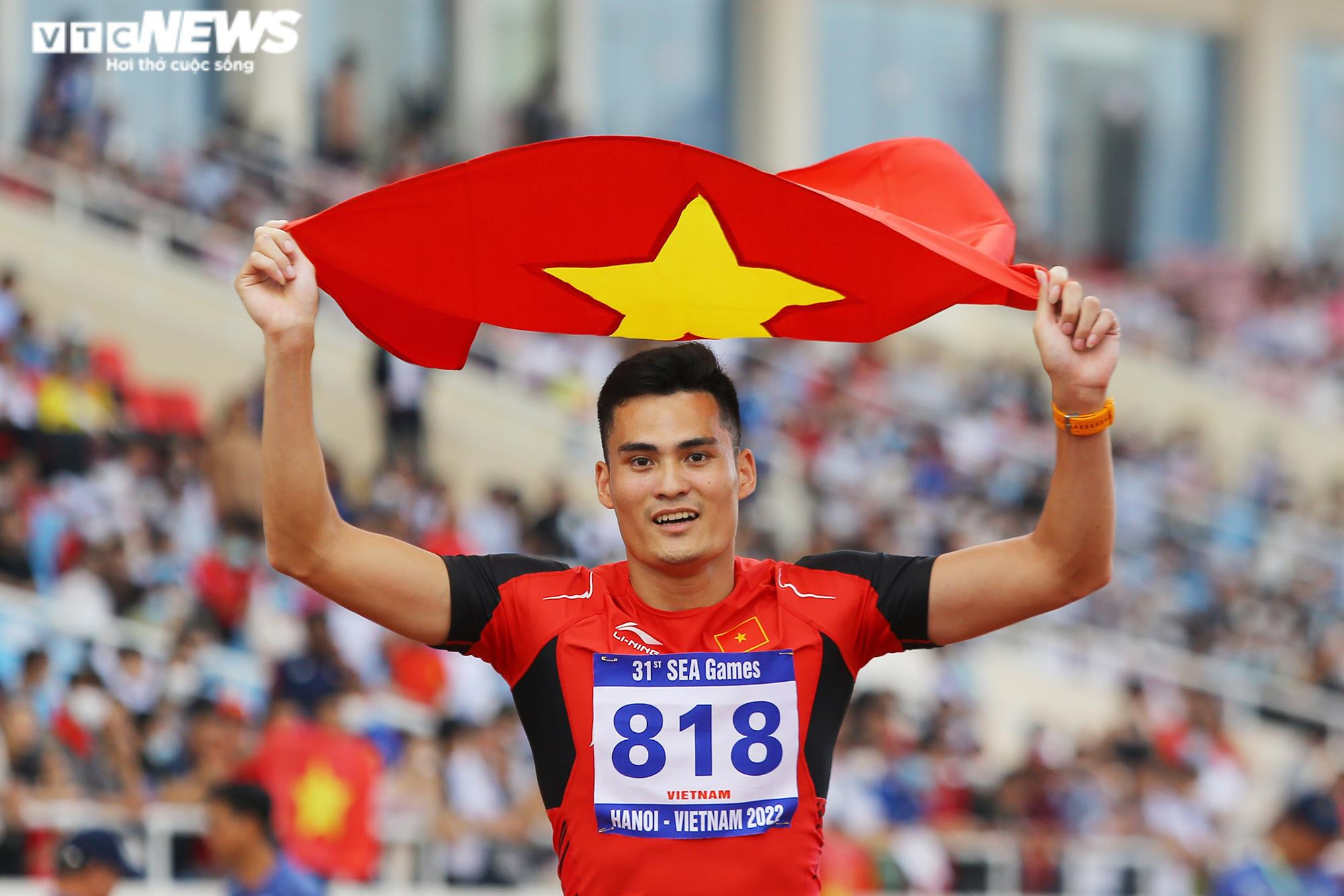 Quách Thị Lan rưng rưng khóc khi hát Quốc ca trên bục nhận HCV SEA Games - 11