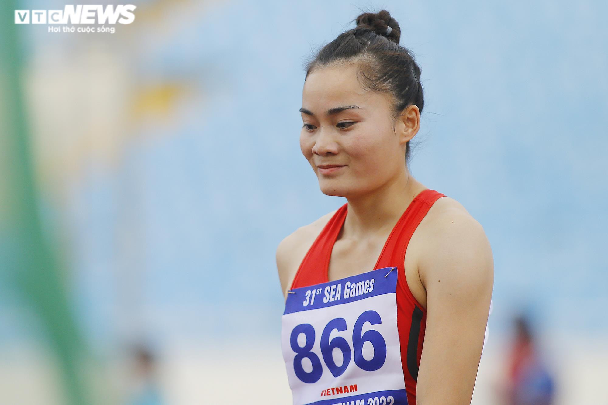 Quách Thị Lan rưng rưng khóc khi hát Quốc ca trên bục nhận HCV SEA Games - 2