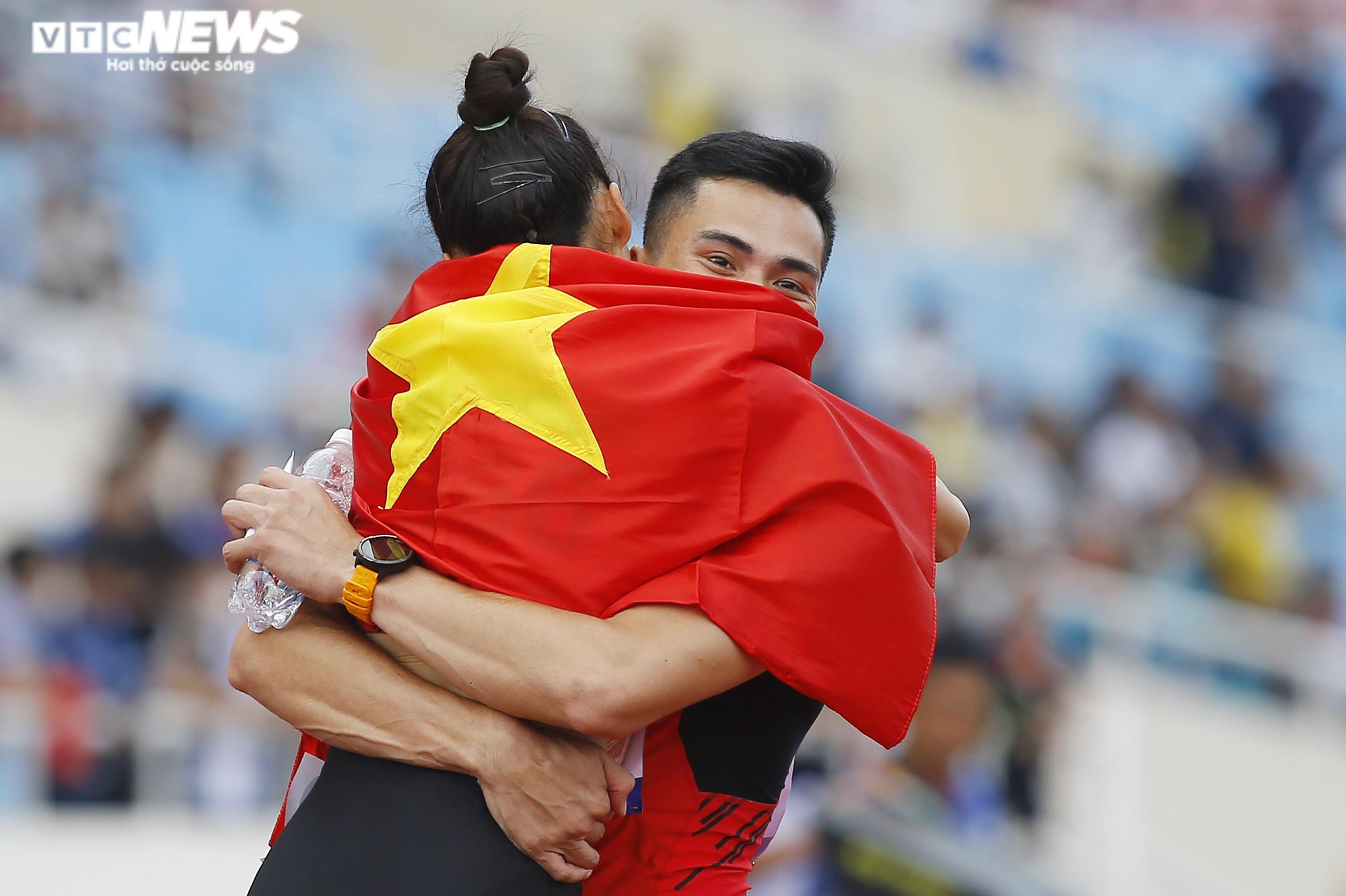 Quách Thị Lan rưng rưng khóc khi hát Quốc ca trên bục nhận HCV SEA Games - 10