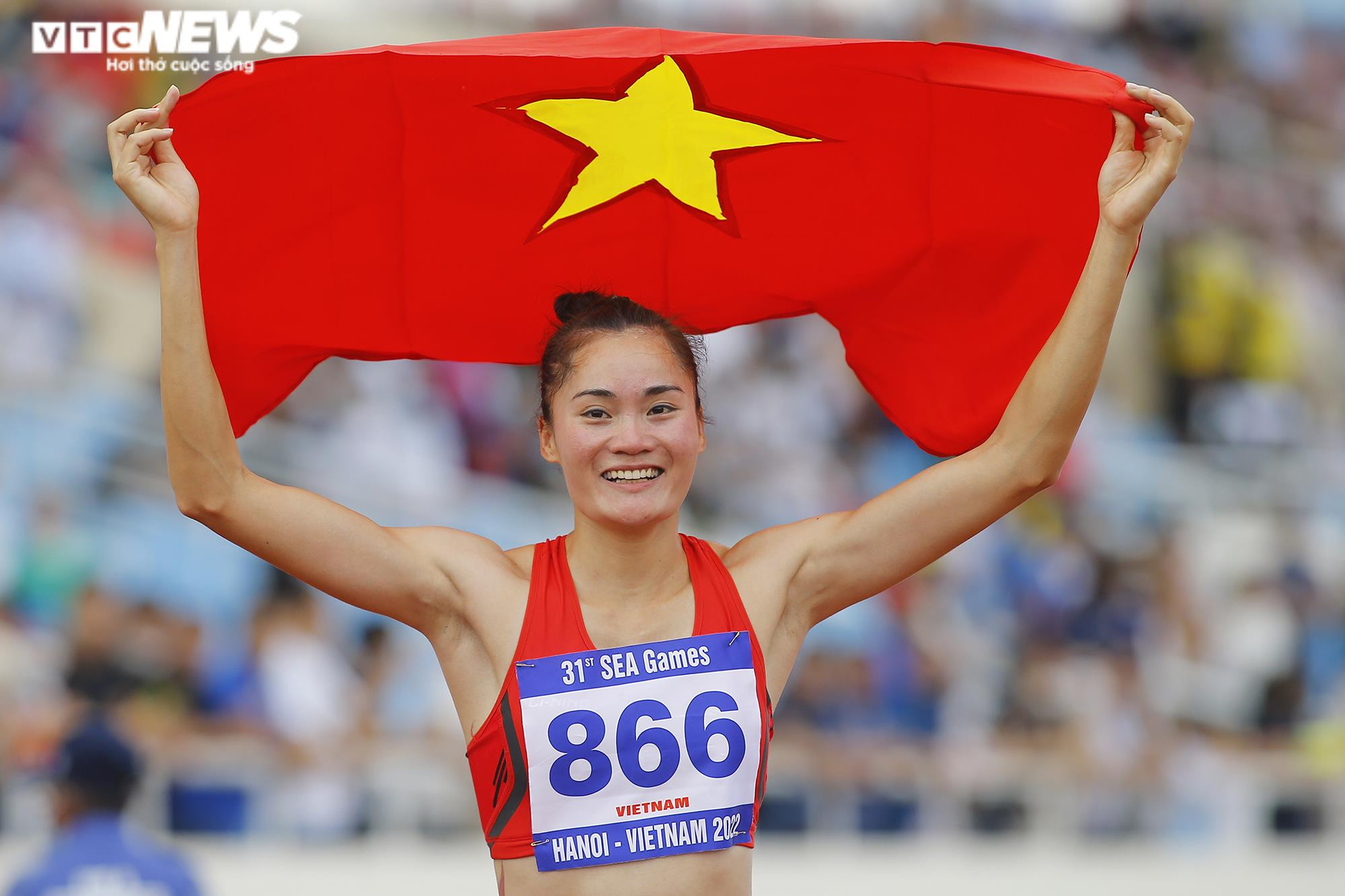 Quách Thị Lan rưng rưng khóc khi hát Quốc ca trên bục nhận HCV SEA Games - 9