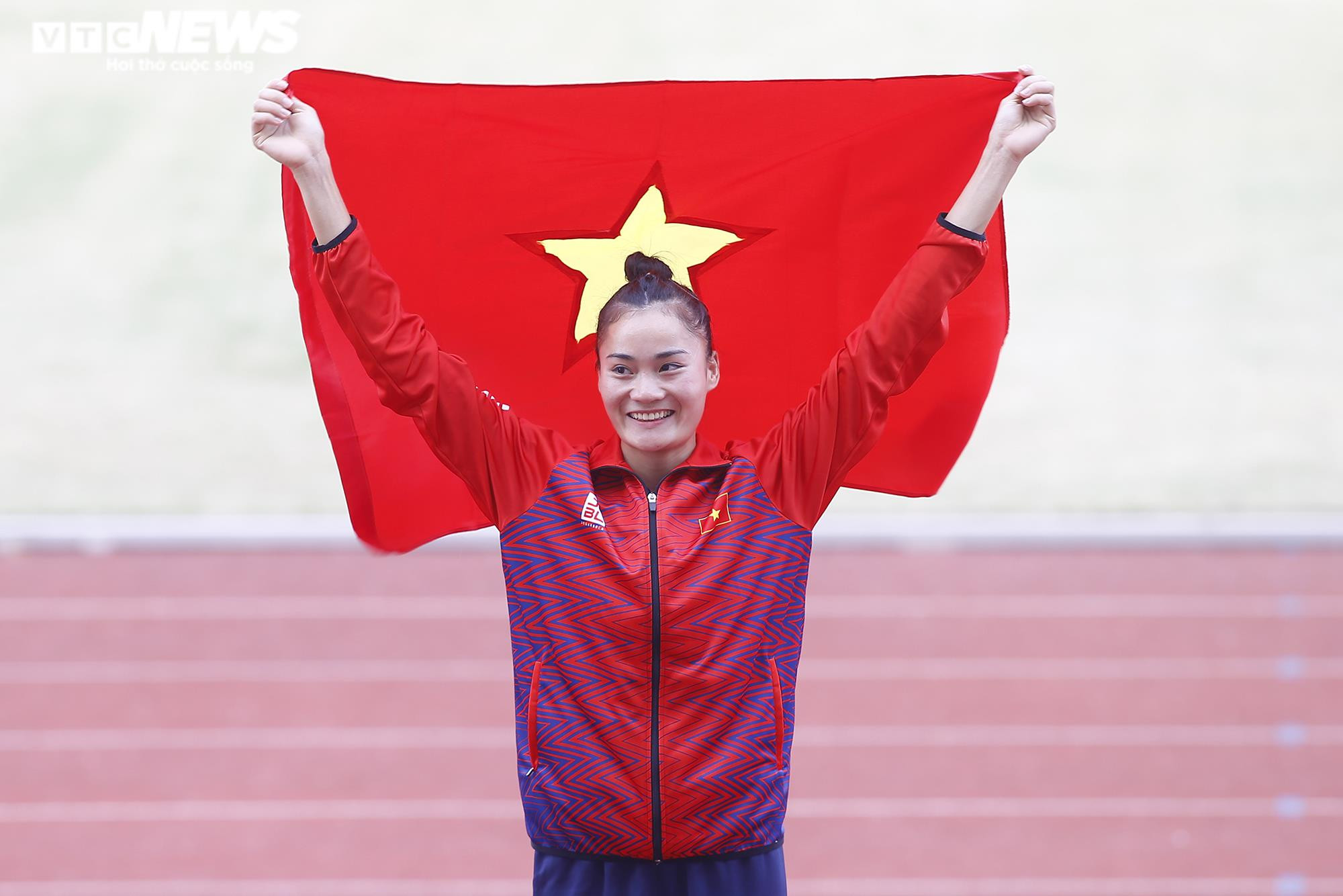 Quách Thị Lan rưng rưng khóc khi hát Quốc ca trên bục nhận HCV SEA Games - 13