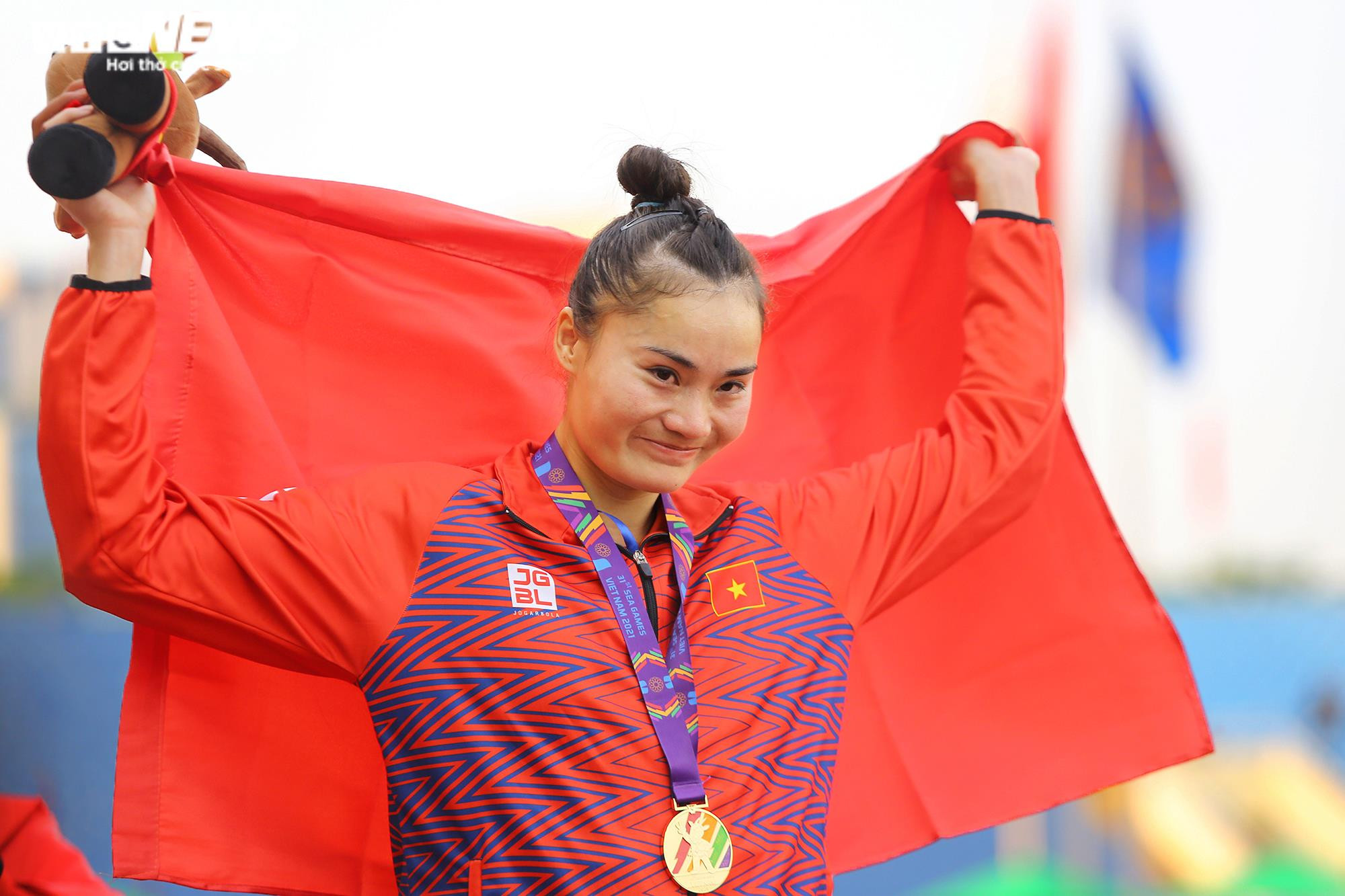 Quách Thị Lan rưng rưng khóc khi hát Quốc ca trên bục nhận HCV SEA Games - 14