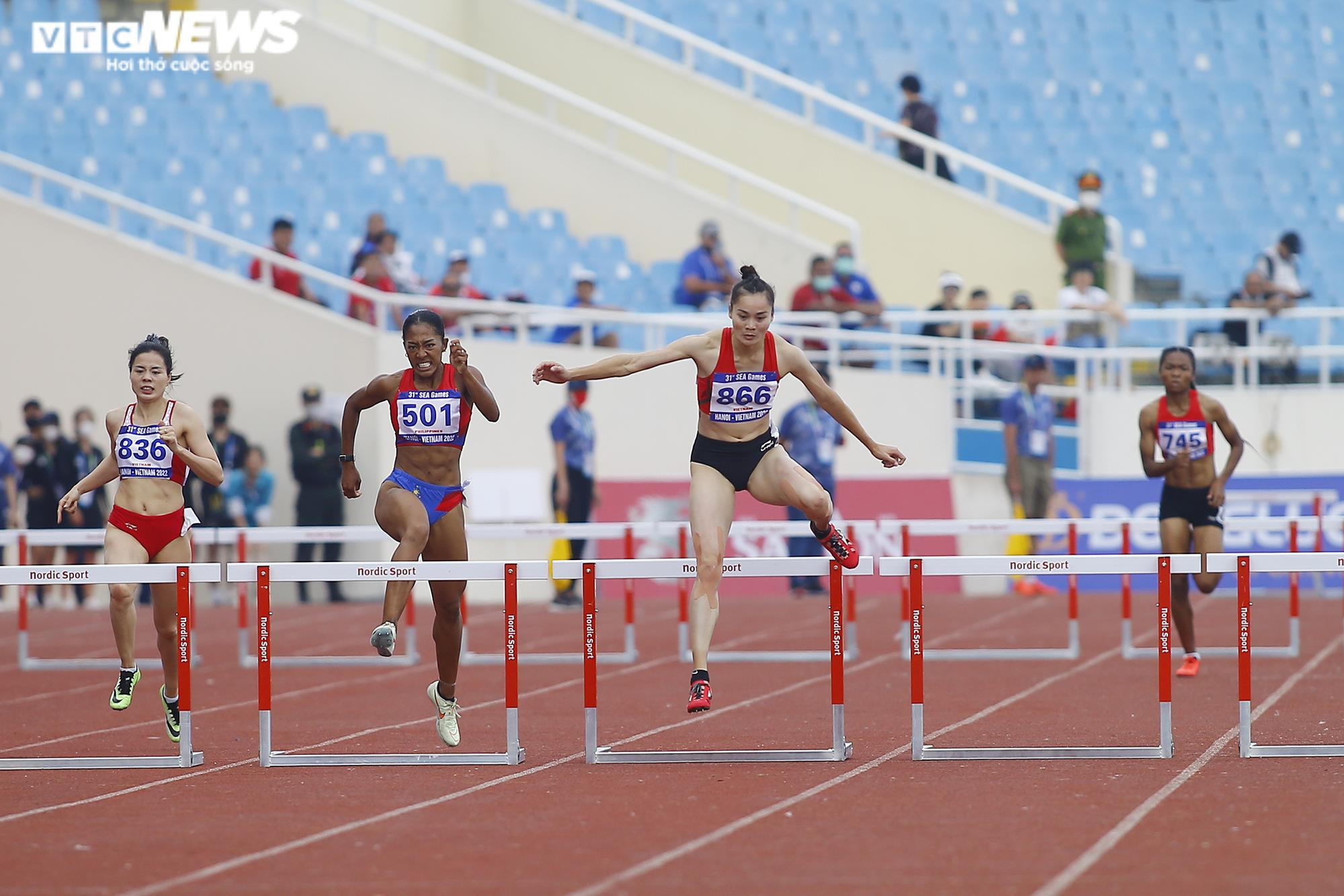 Quách Thị Lan rưng rưng khóc khi hát Quốc ca trên bục nhận HCV SEA Games - 1