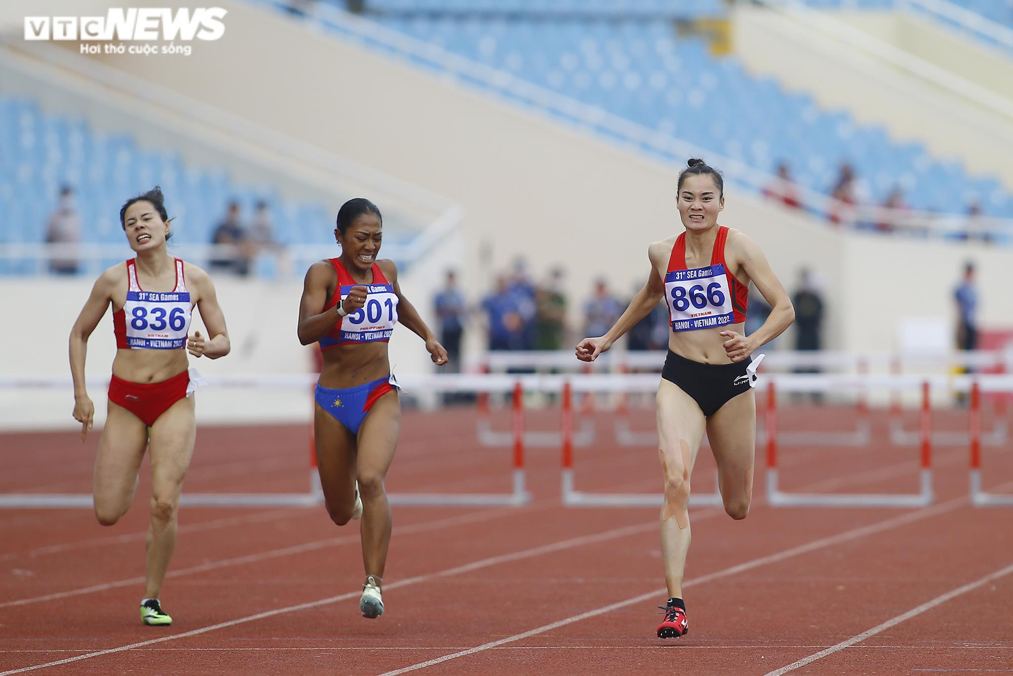Quách Thị Lan rưng rưng khóc khi hát Quốc ca trên bục nhận HCV SEA Games - 4