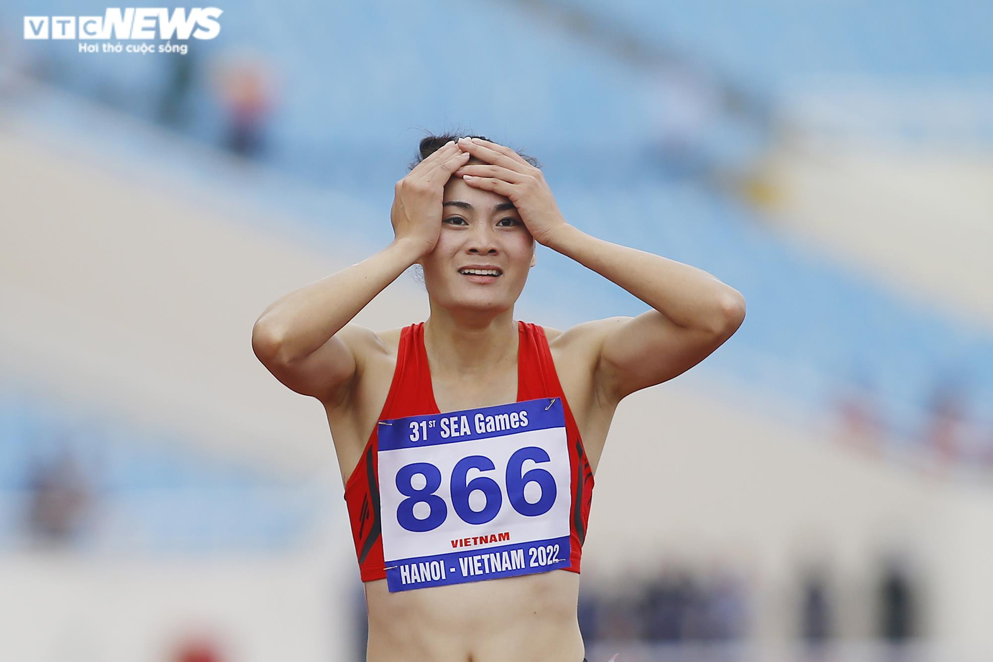 Quách Thị Lan rưng rưng khóc khi hát Quốc ca trên bục nhận HCV SEA Games - 6