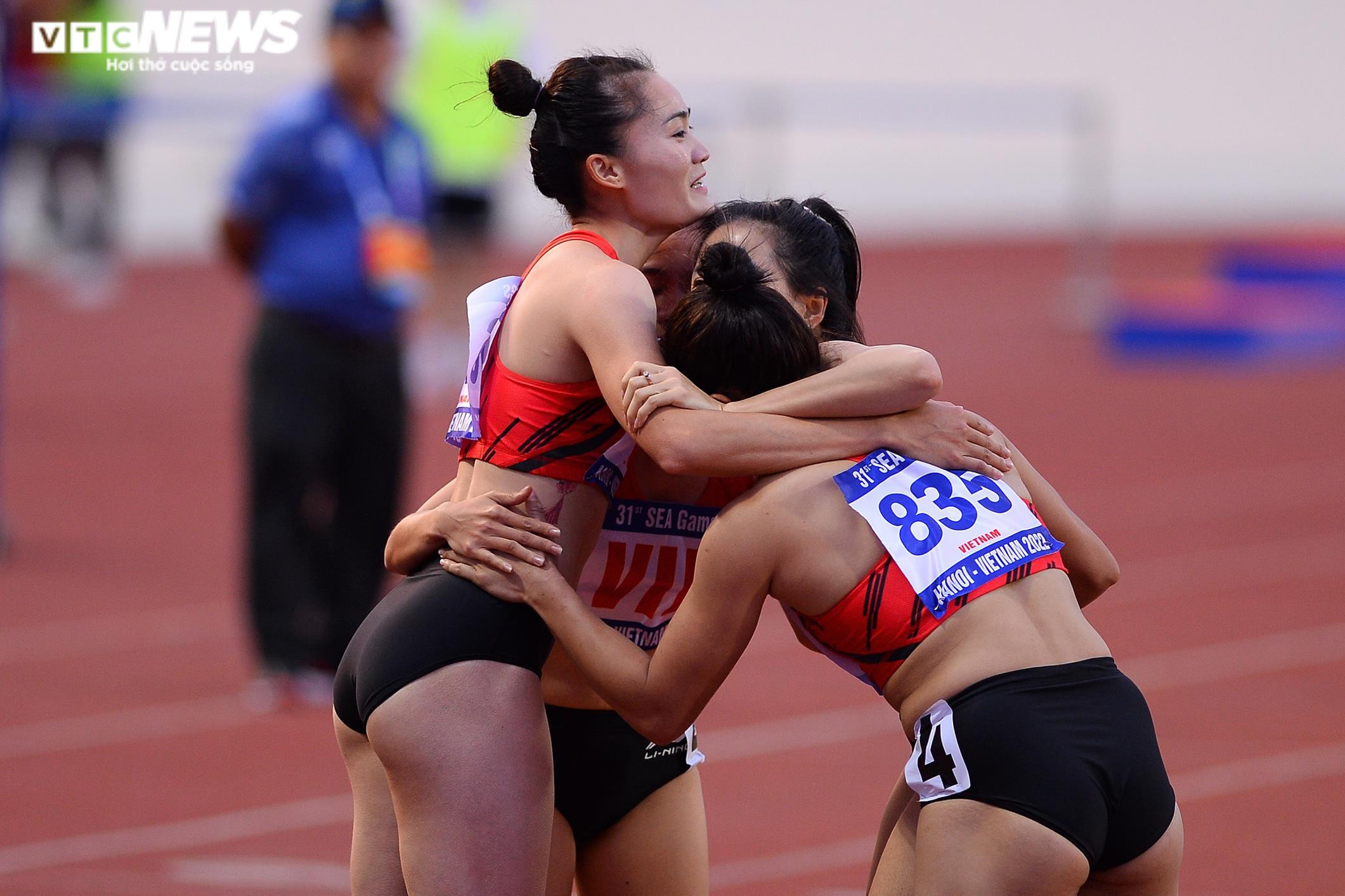 Áp đảo Thái Lan, điền kinh Việt Nam thống trị đường chạy 4x400m nữ - 11