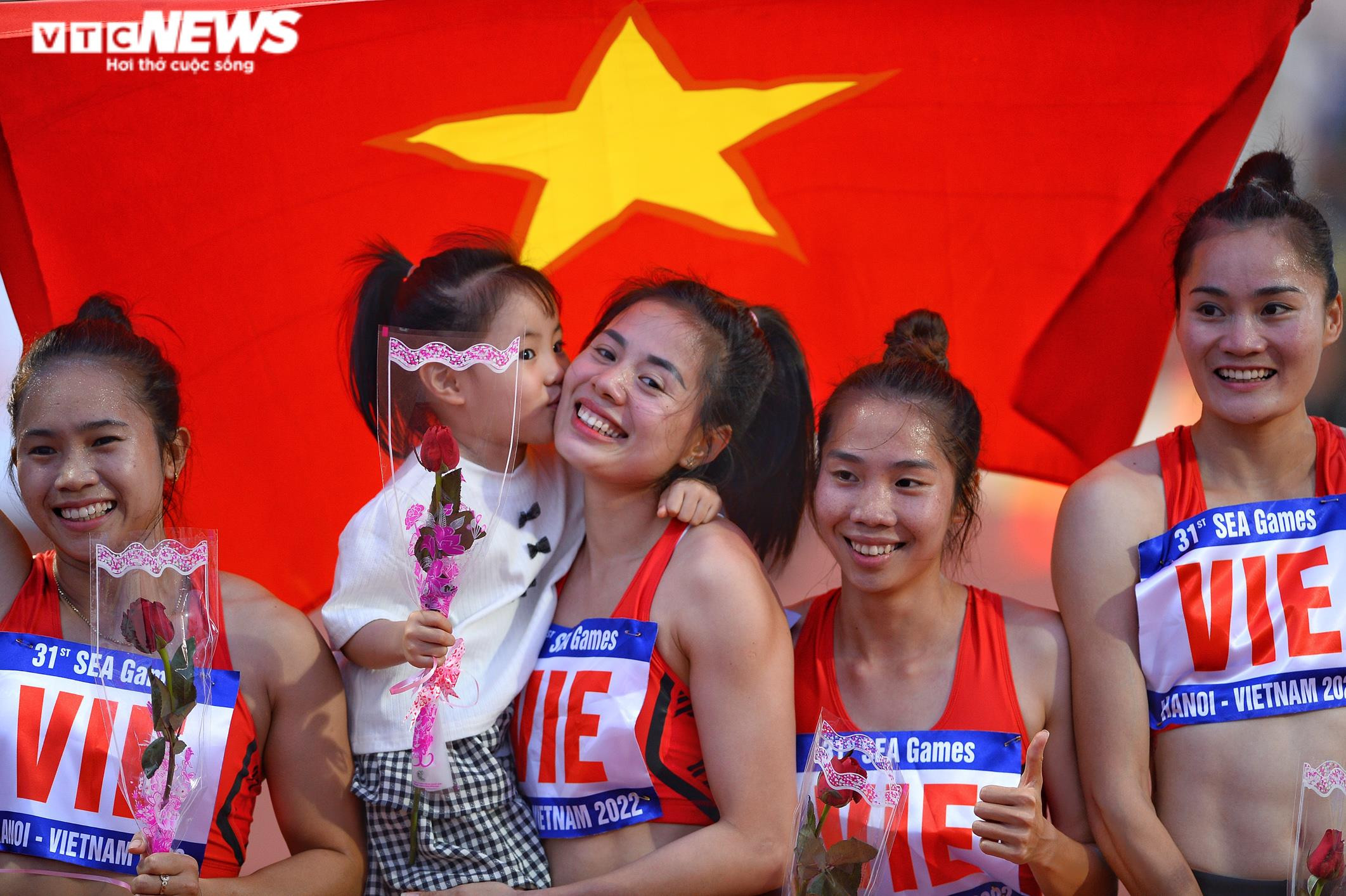 Áp đảo Thái Lan, điền kinh Việt Nam thống trị đường chạy 4x400m nữ - 12