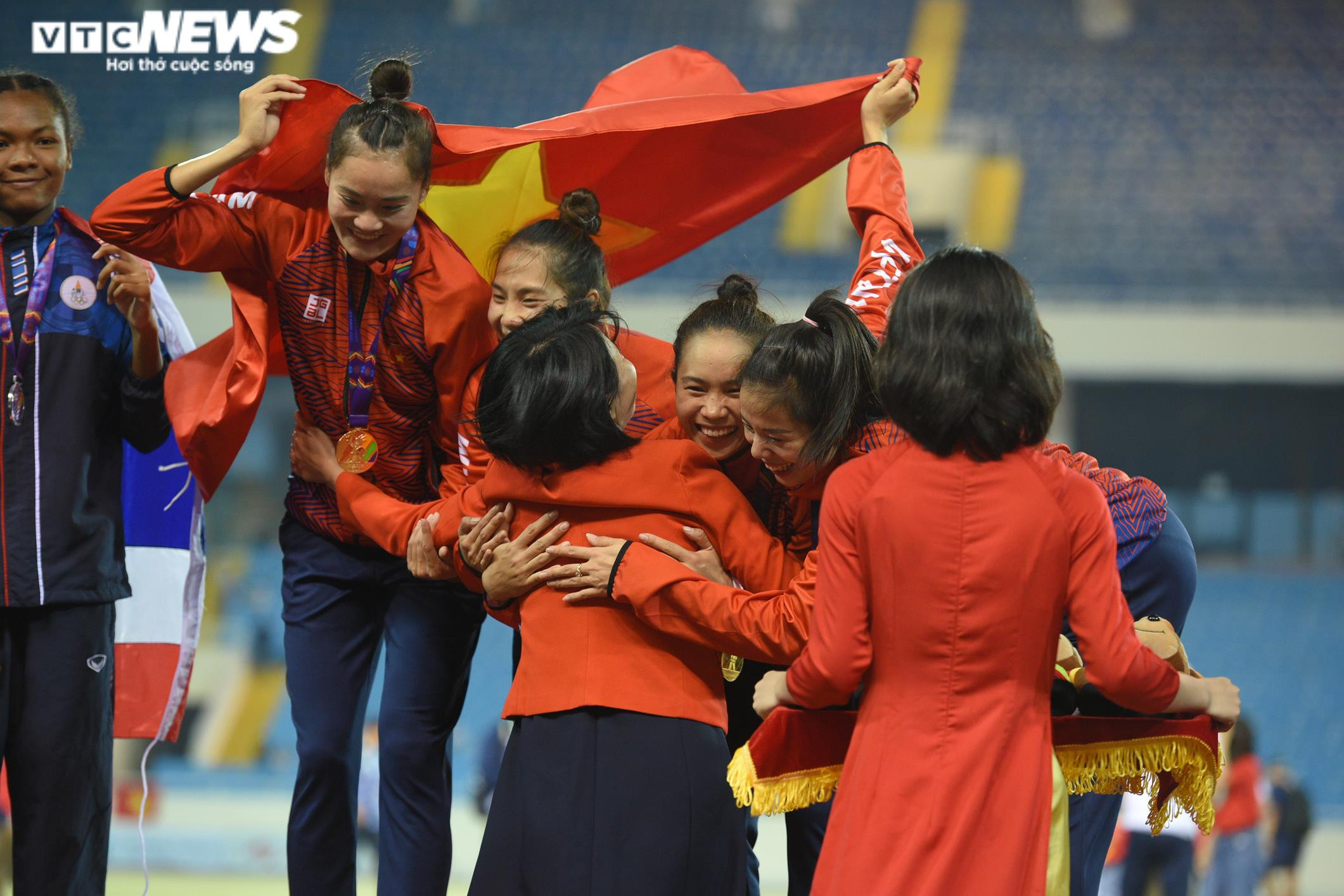 Áp đảo Thái Lan, điền kinh Việt Nam thống trị đường chạy 4x400m nữ - 13