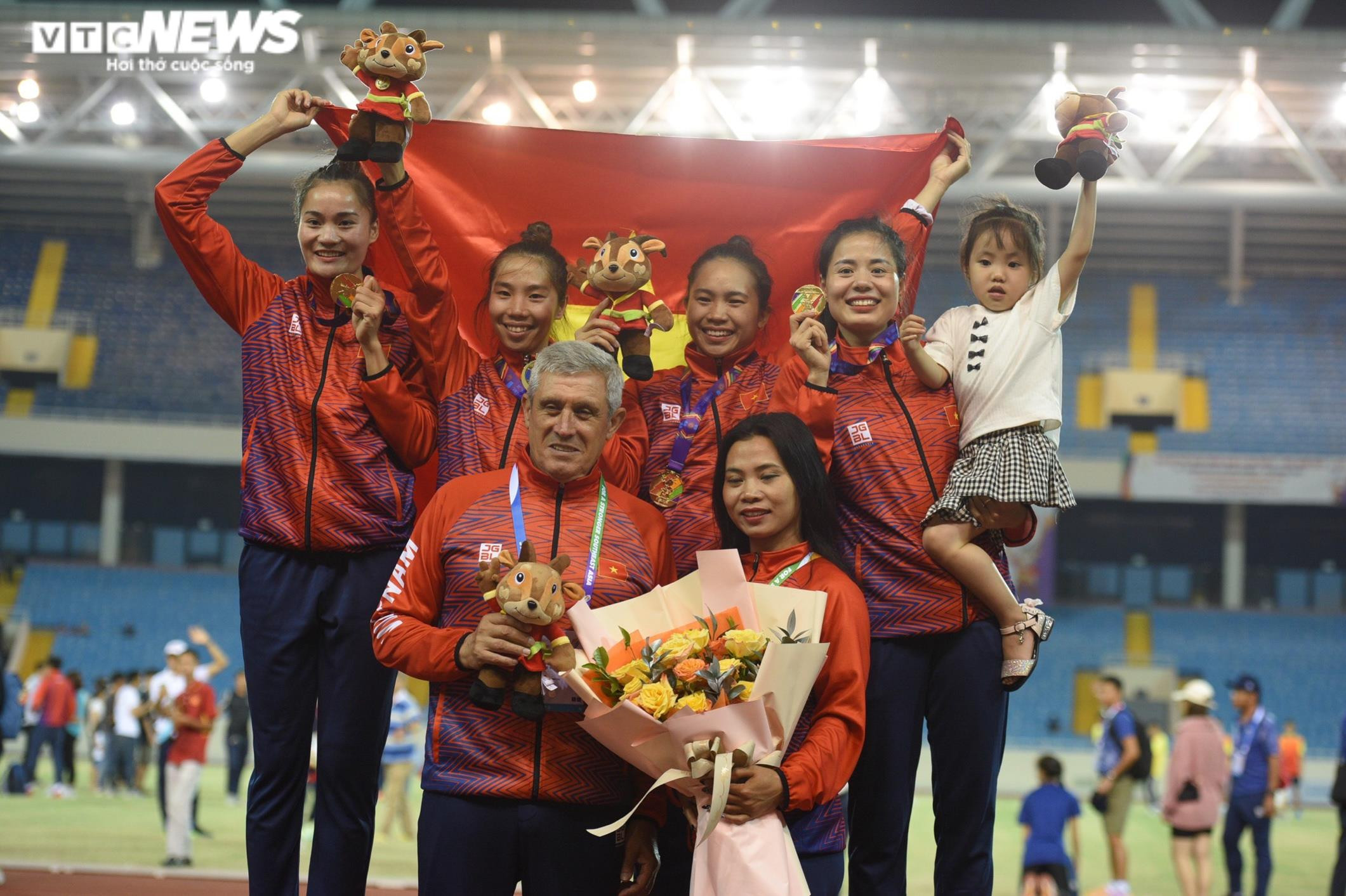 Áp đảo Thái Lan, điền kinh Việt Nam thống trị đường chạy 4x400m nữ - 14