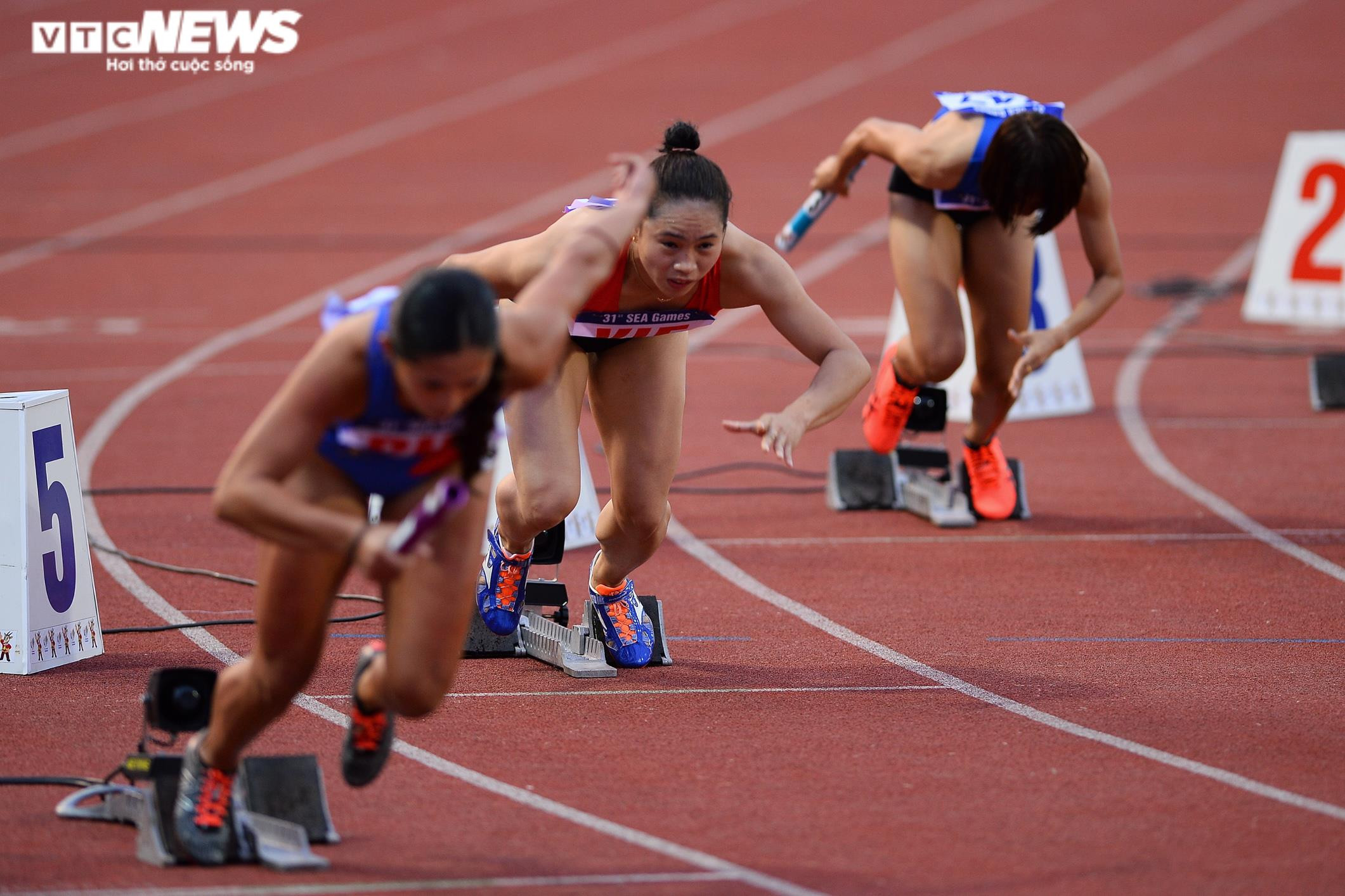 Áp đảo Thái Lan, điền kinh Việt Nam thống trị đường chạy 4x400m nữ - 2