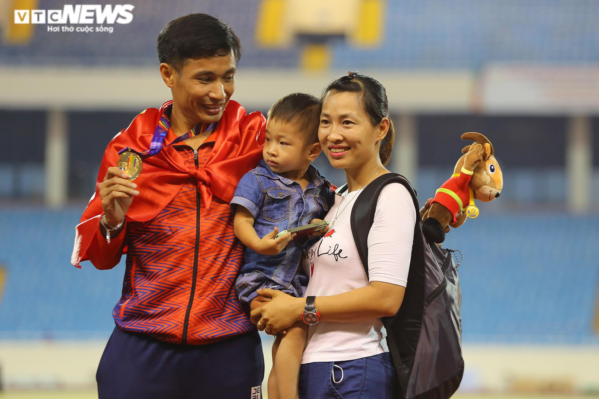 Vợ Nguyễn Văn Lai bế con, âu yếm ngắm chồng nhận HCV SEA Games 31 - 9