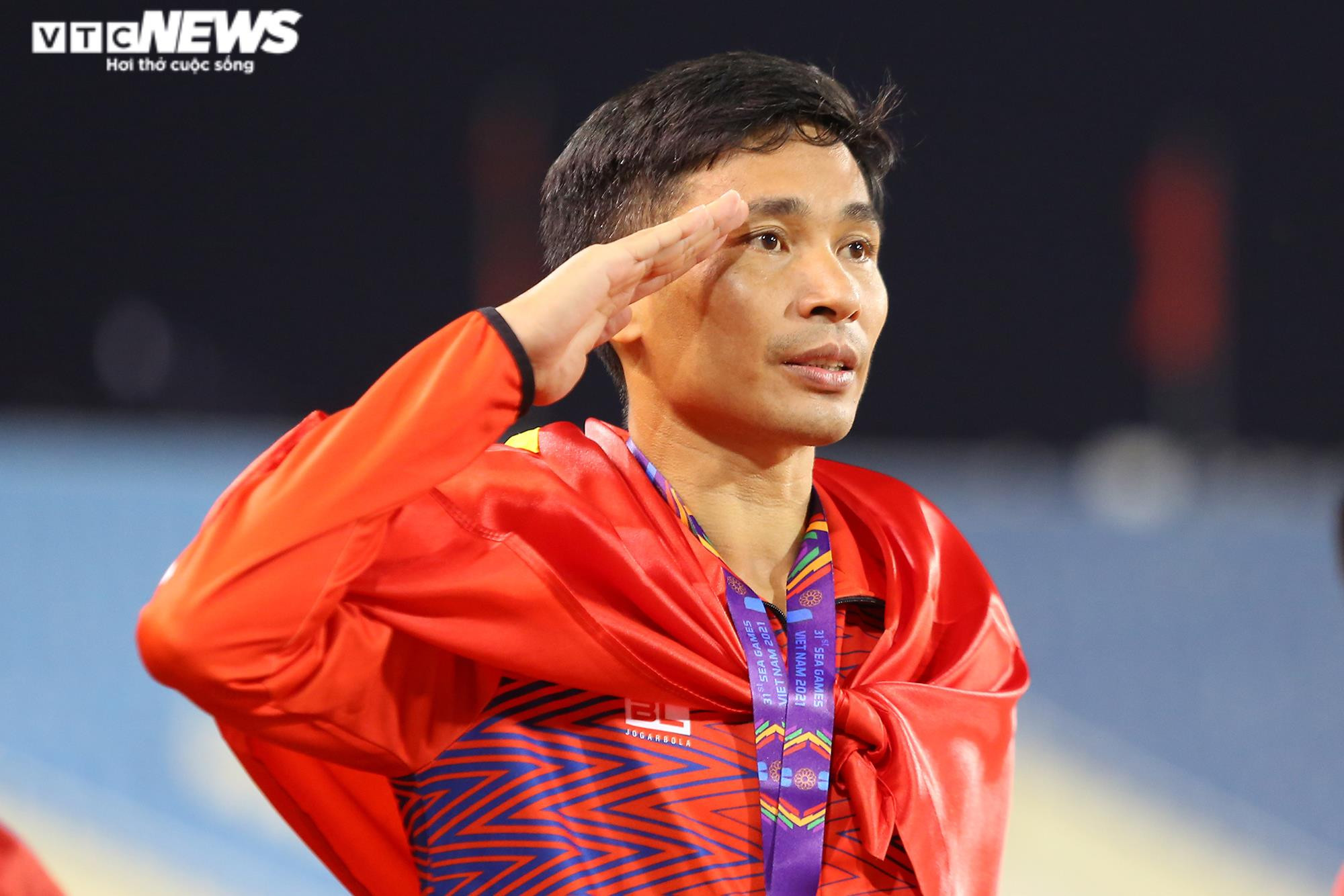 Vợ Nguyễn Văn Lai bế con, âu yếm ngắm chồng nhận HCV SEA Games 31 - 2