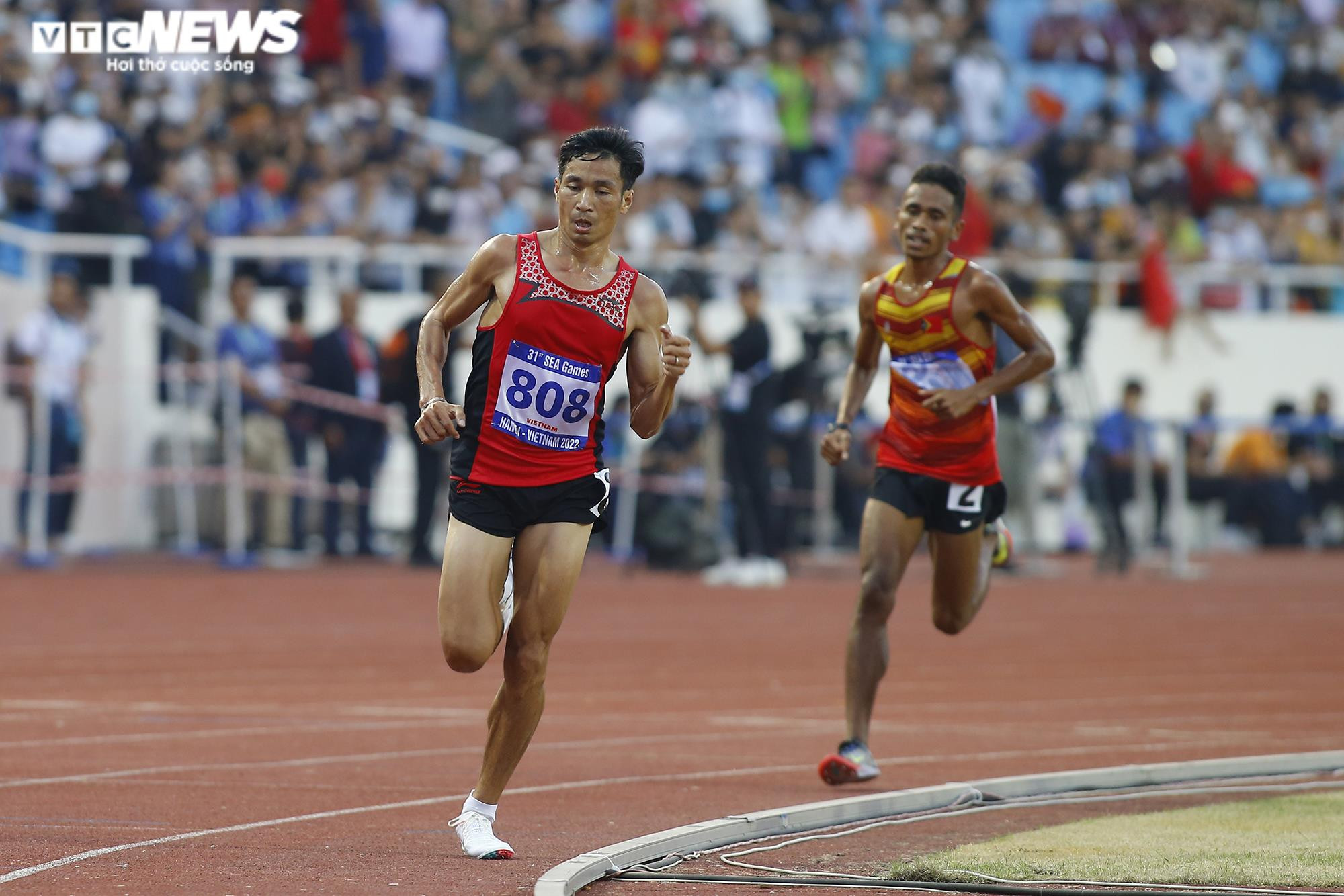 Vợ Nguyễn Văn Lai bế con, âu yếm ngắm chồng nhận HCV SEA Games 31 - 4