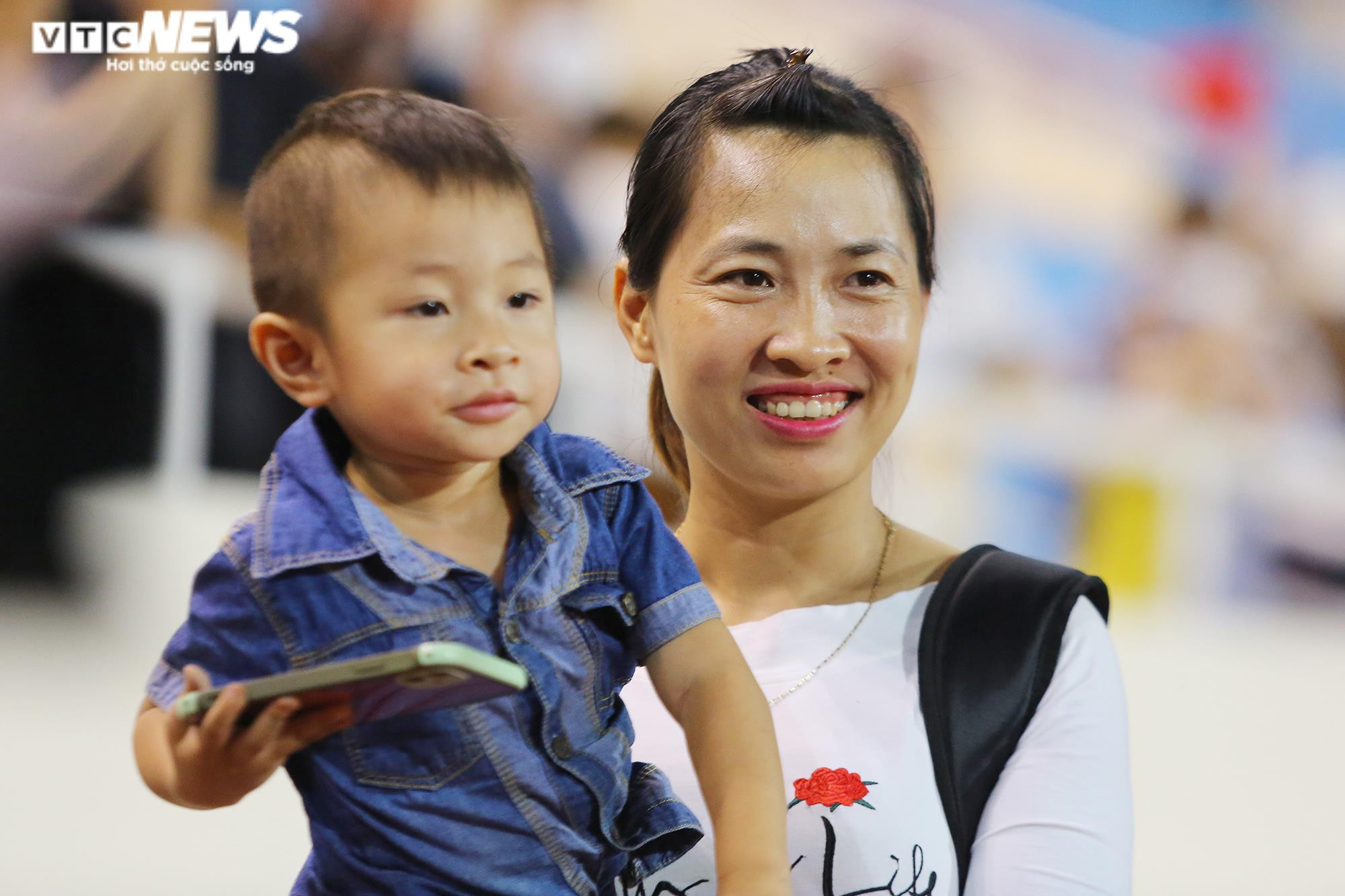 Vợ Nguyễn Văn Lai bế con, âu yếm ngắm chồng nhận HCV SEA Games 31 - 1