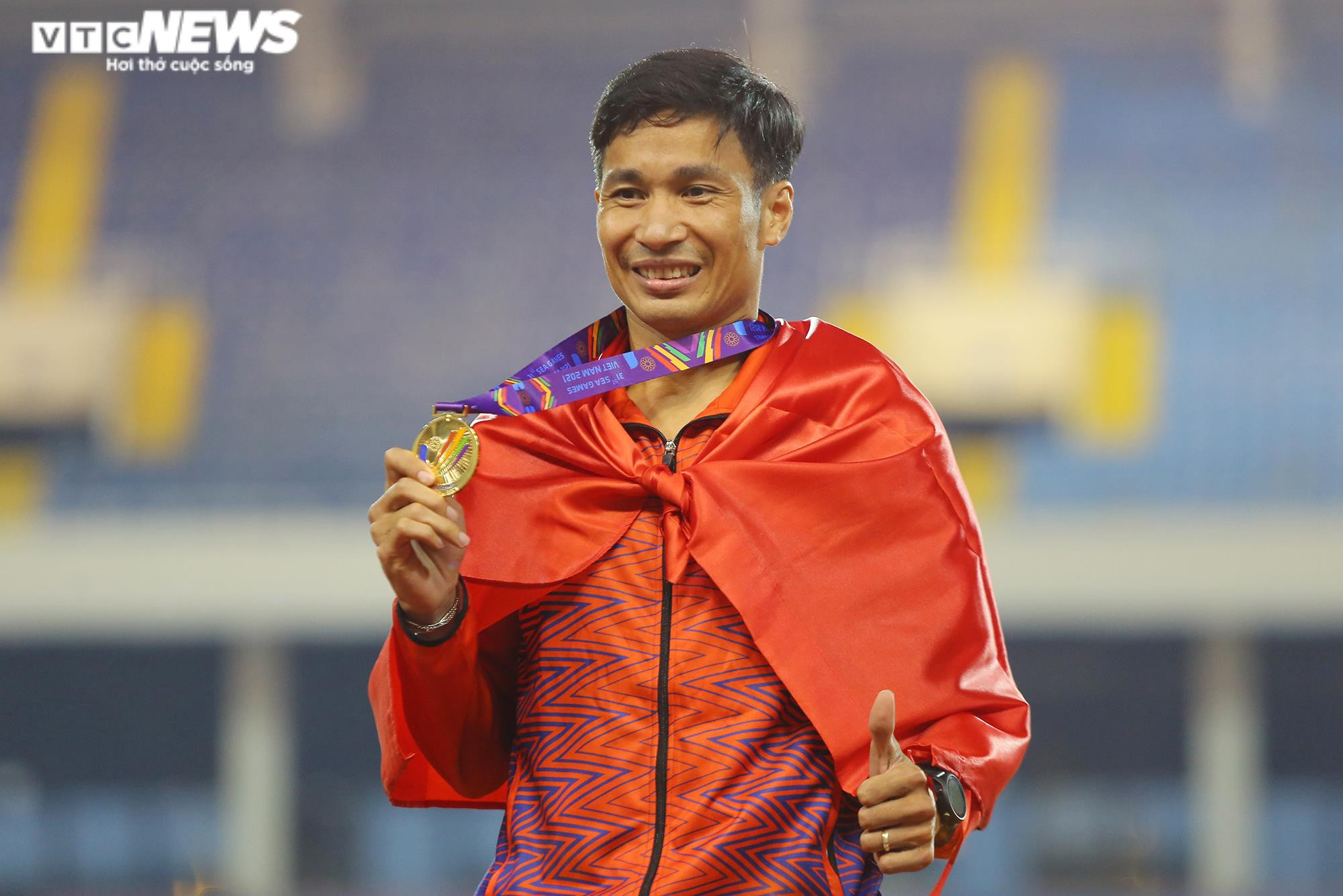 Vợ Nguyễn Văn Lai bế con, âu yếm ngắm chồng nhận HCV SEA Games 31 - 8