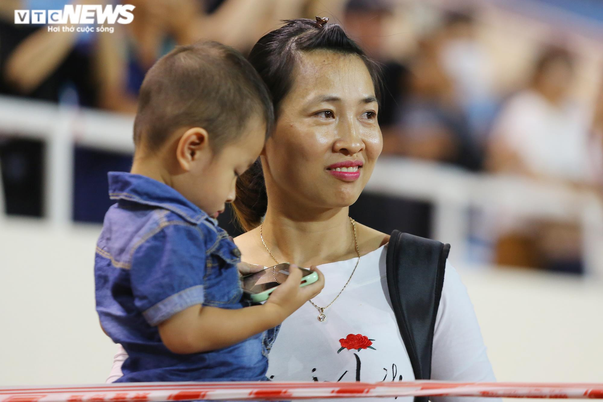 Vợ Nguyễn Văn Lai bế con, âu yếm ngắm chồng nhận HCV SEA Games 31 - 7