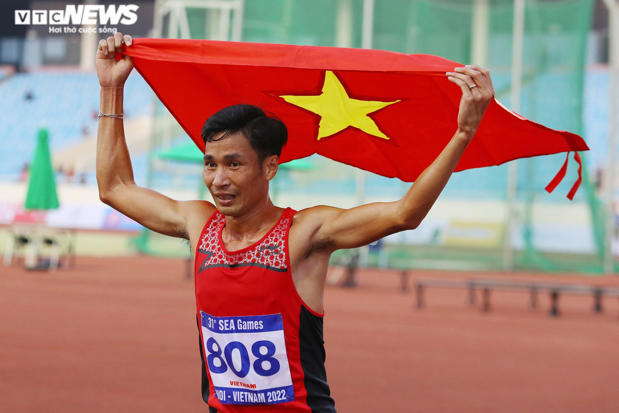 Vợ Nguyễn Văn Lai bế con, âu yếm ngắm chồng nhận HCV SEA Games 31 - 3