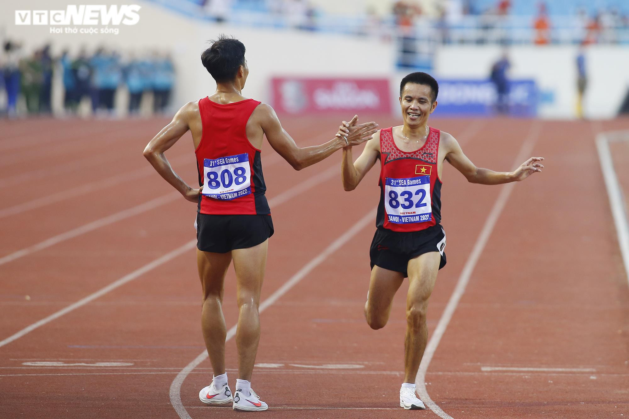 Vợ Nguyễn Văn Lai bế con, âu yếm ngắm chồng nhận HCV SEA Games 31 - 6