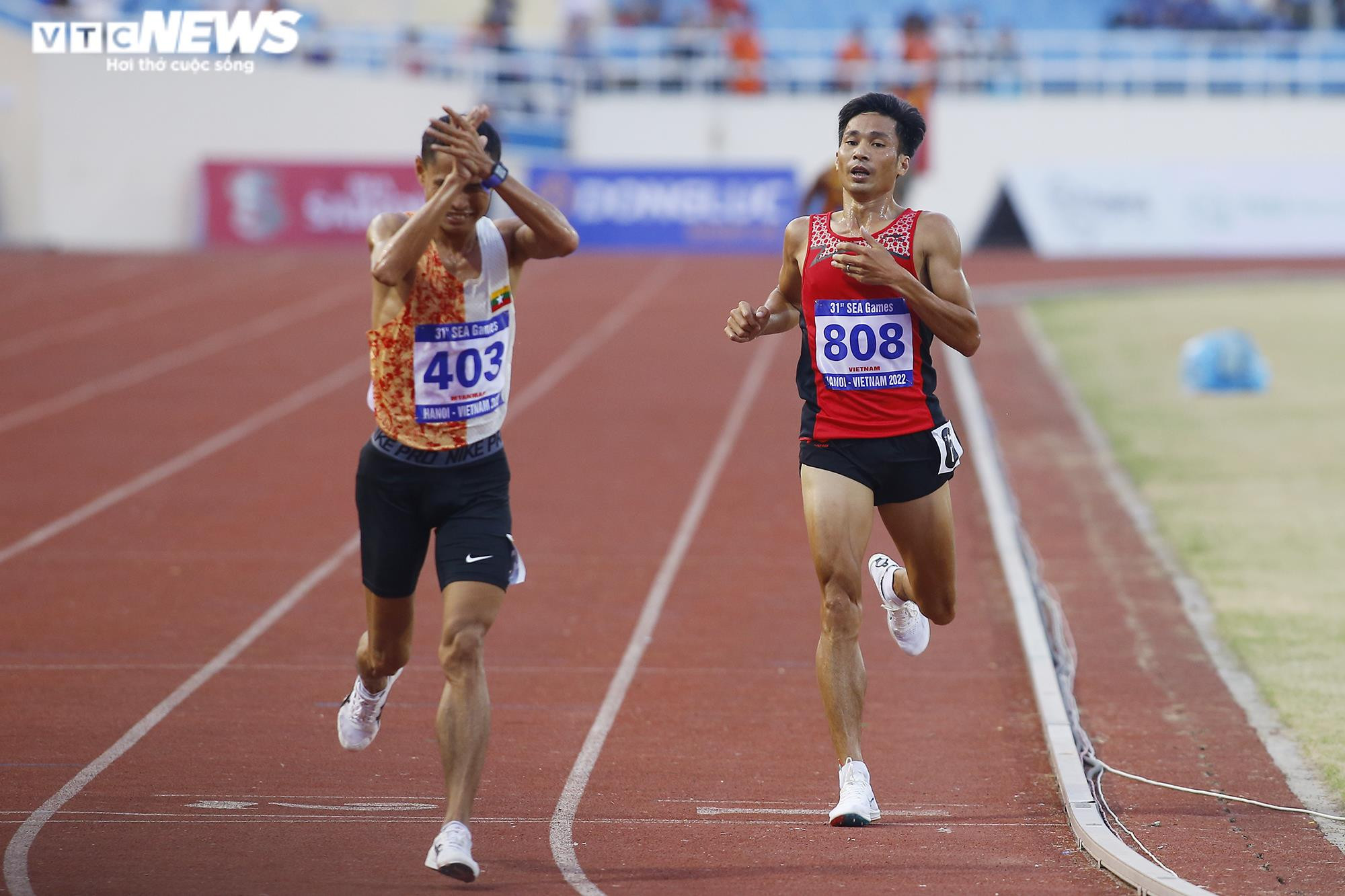 Vợ Nguyễn Văn Lai bế con, âu yếm ngắm chồng nhận HCV SEA Games 31 - 5