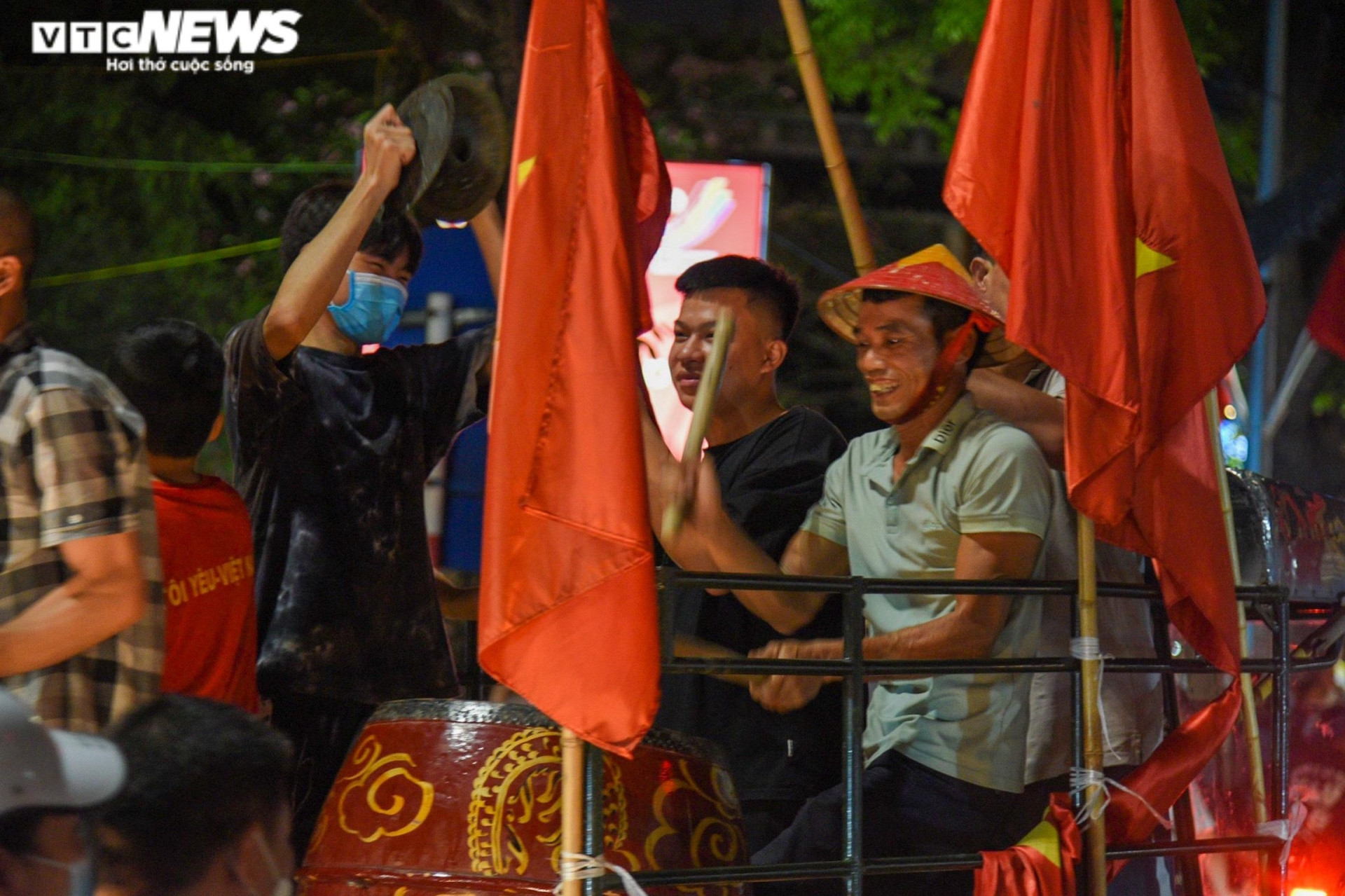 Người hâm mộ đổ ra đường ăn mừng U23 Việt Nam vào chung kết SEA Games 31 - 7