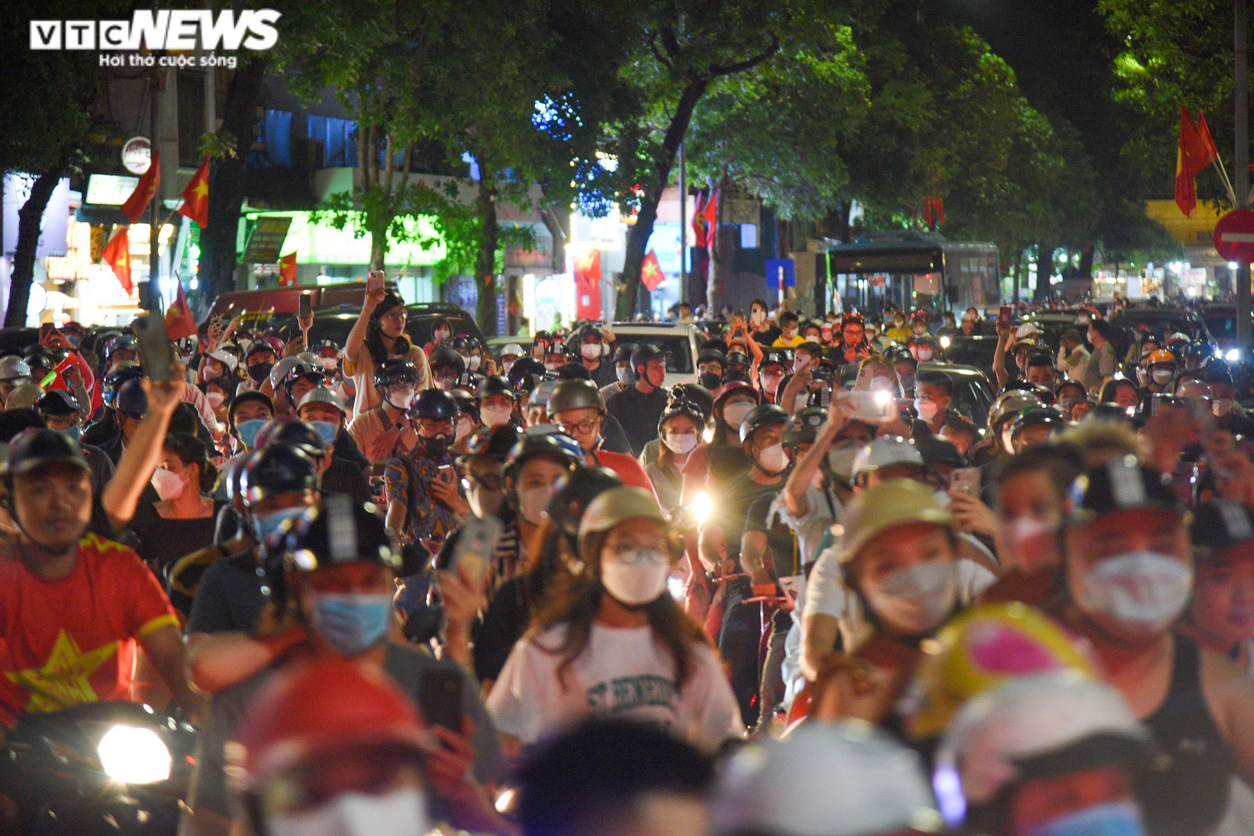 Người hâm mộ đổ ra đường ăn mừng U23 Việt Nam vào chung kết SEA Games 31 - 2