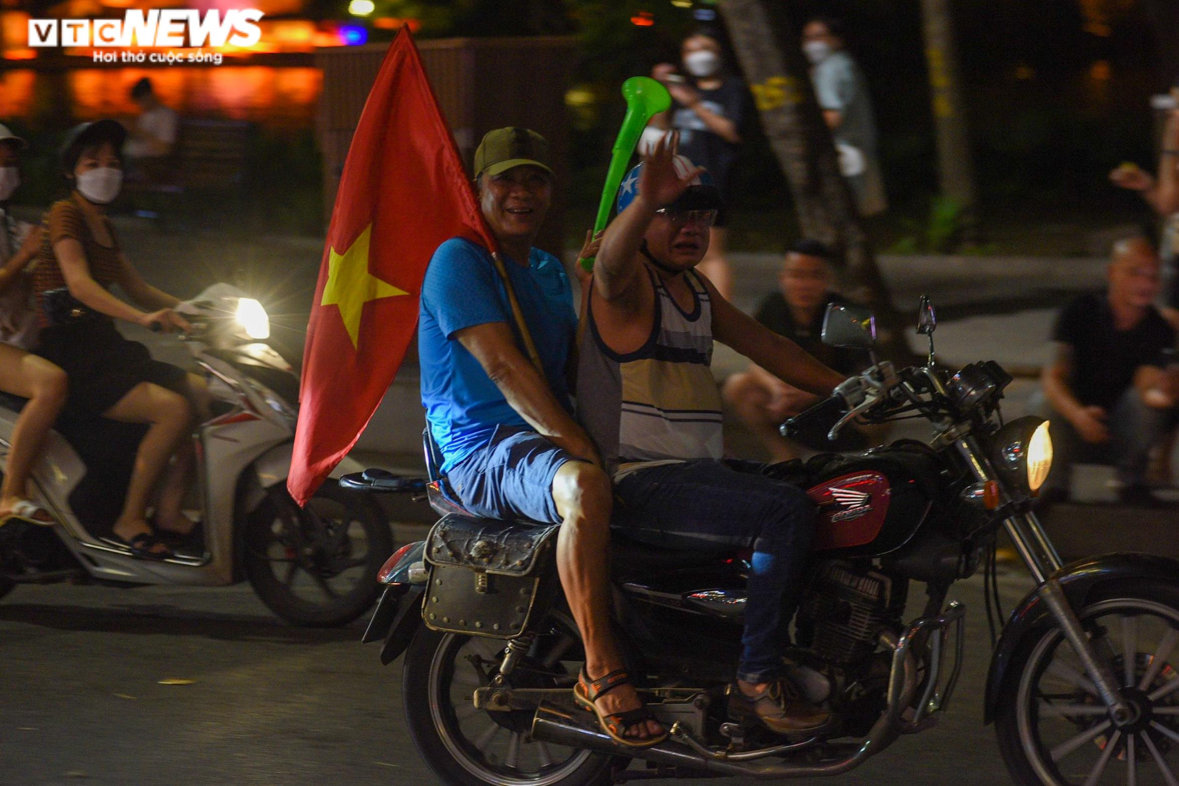 Người hâm mộ đổ ra đường ăn mừng U23 Việt Nam vào chung kết SEA Games 31 - 8