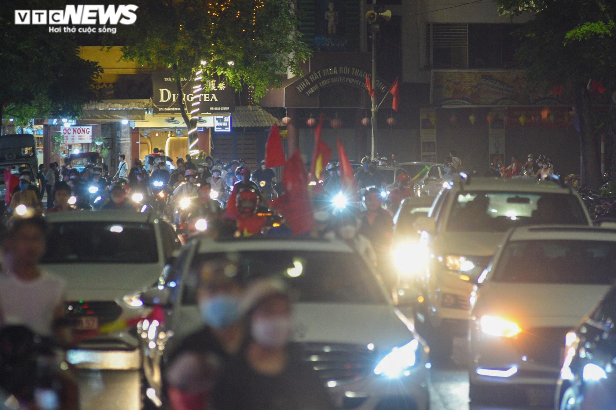 Người hâm mộ đổ ra đường ăn mừng U23 Việt Nam vào chung kết SEA Games 31 - 3