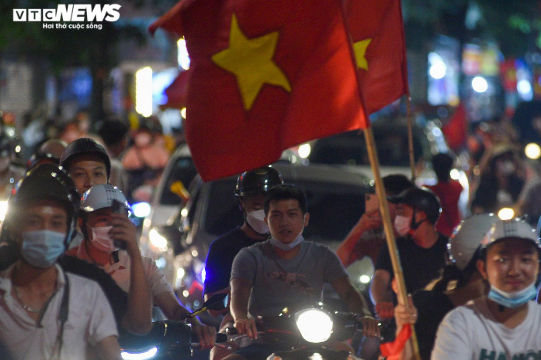 Người hâm mộ đổ ra đường ăn mừng U23 Việt Nam vào chung kết SEA Games 31 - 9