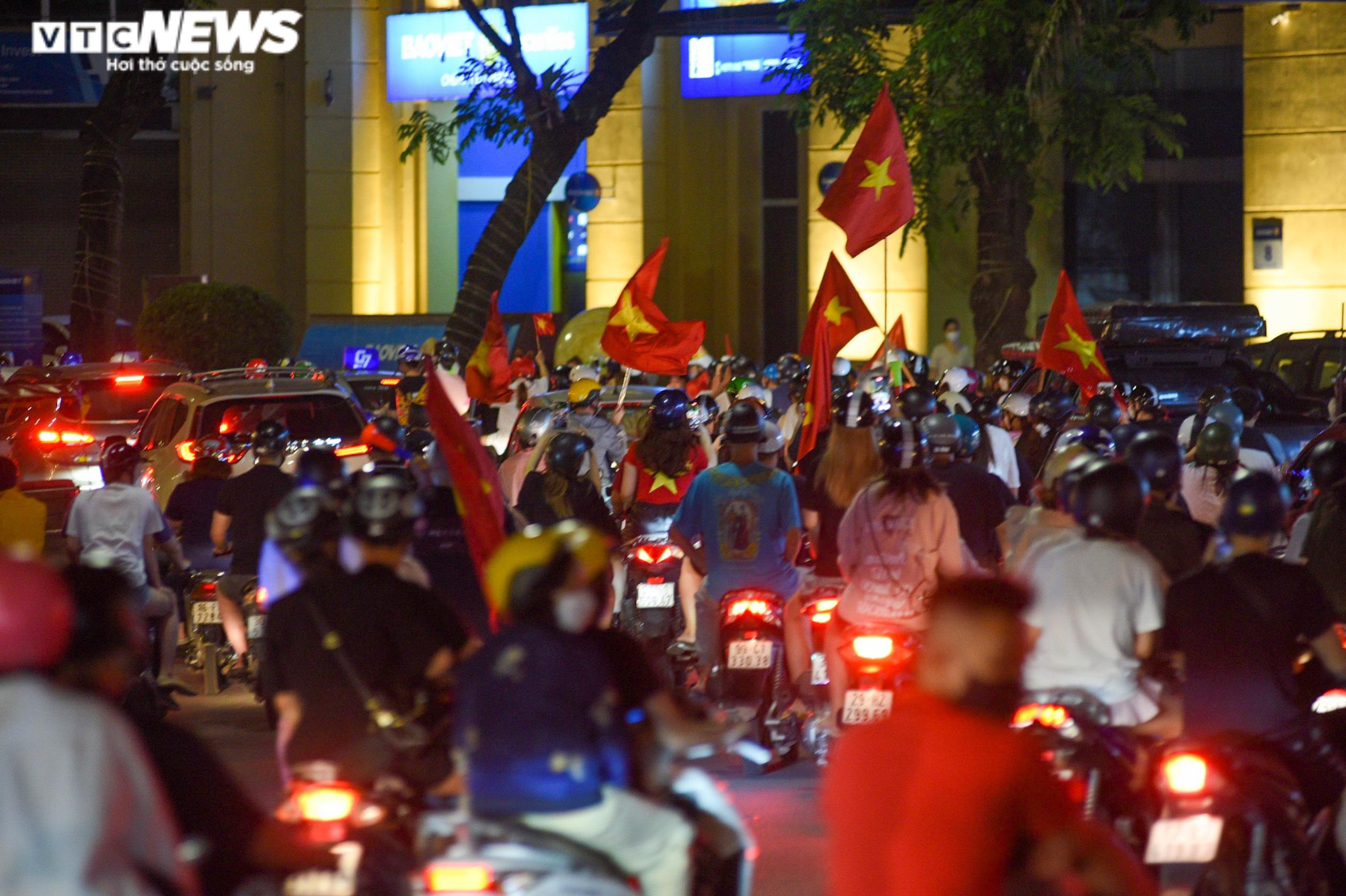 Người hâm mộ đổ ra đường ăn mừng U23 Việt Nam vào chung kết SEA Games 31 - 4