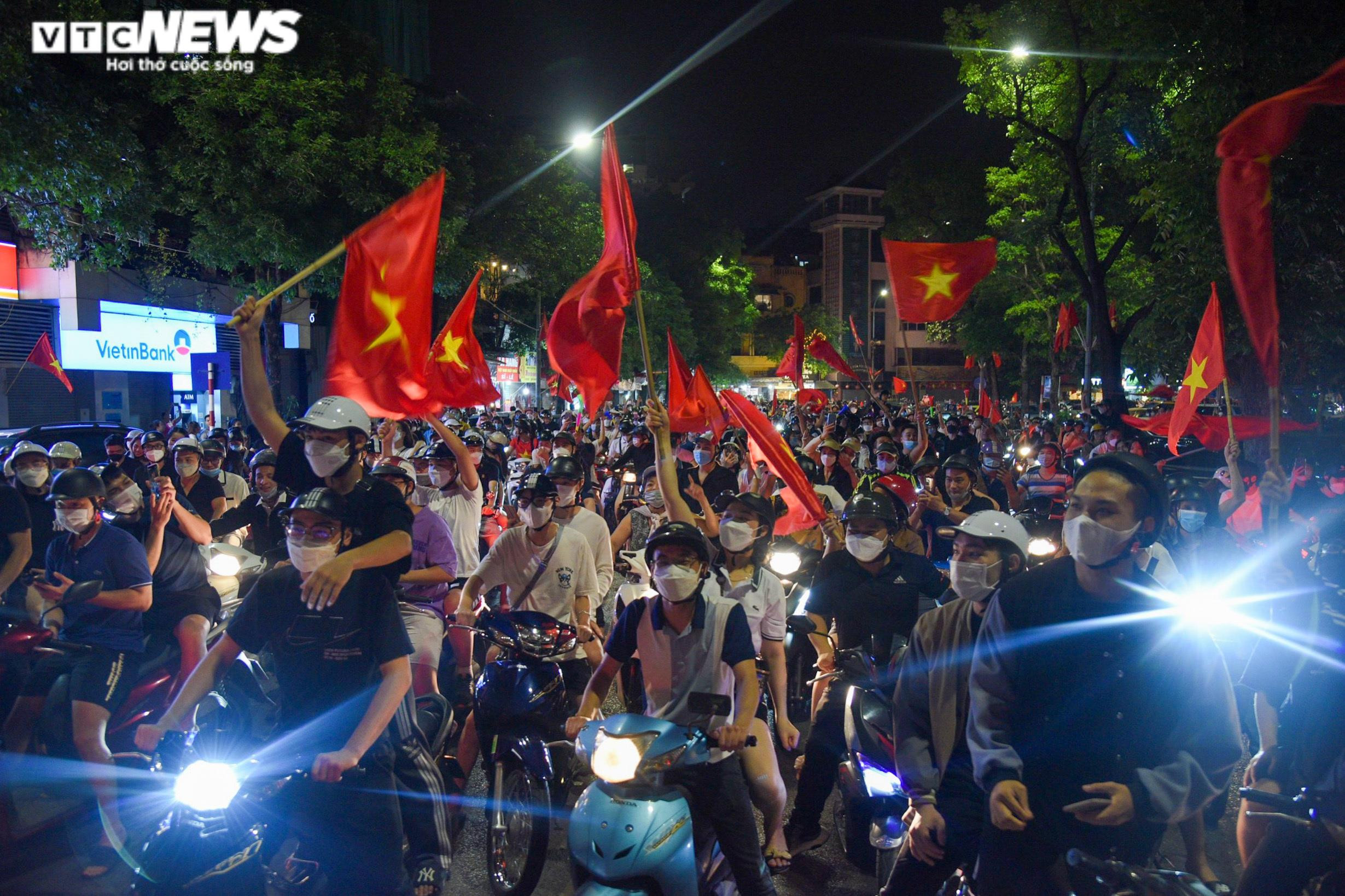 Người hâm mộ đổ ra đường ăn mừng U23 Việt Nam vào chung kết SEA Games 31 - 1