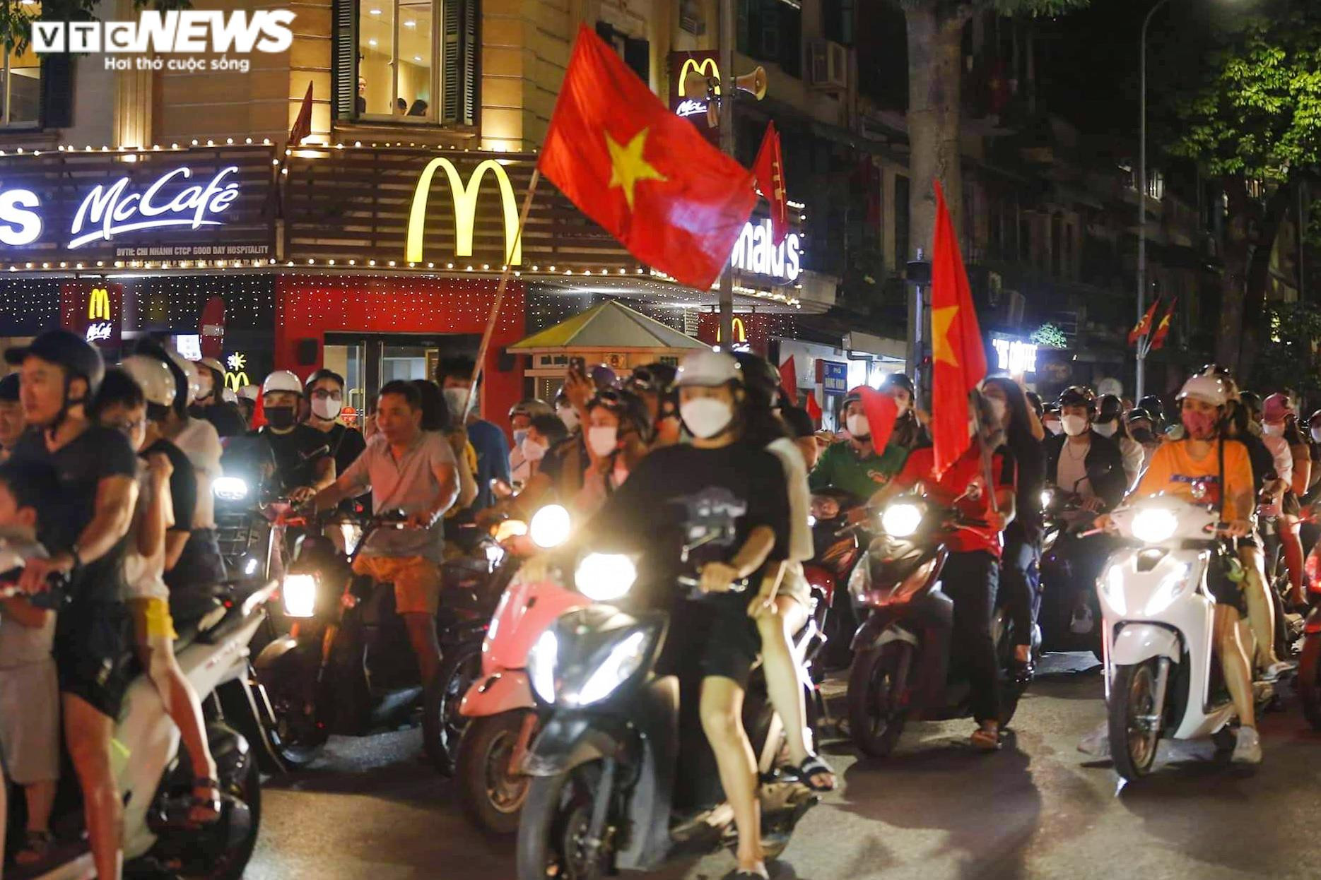 Người hâm mộ đổ ra đường ăn mừng U23 Việt Nam vào chung kết SEA Games 31 - 12