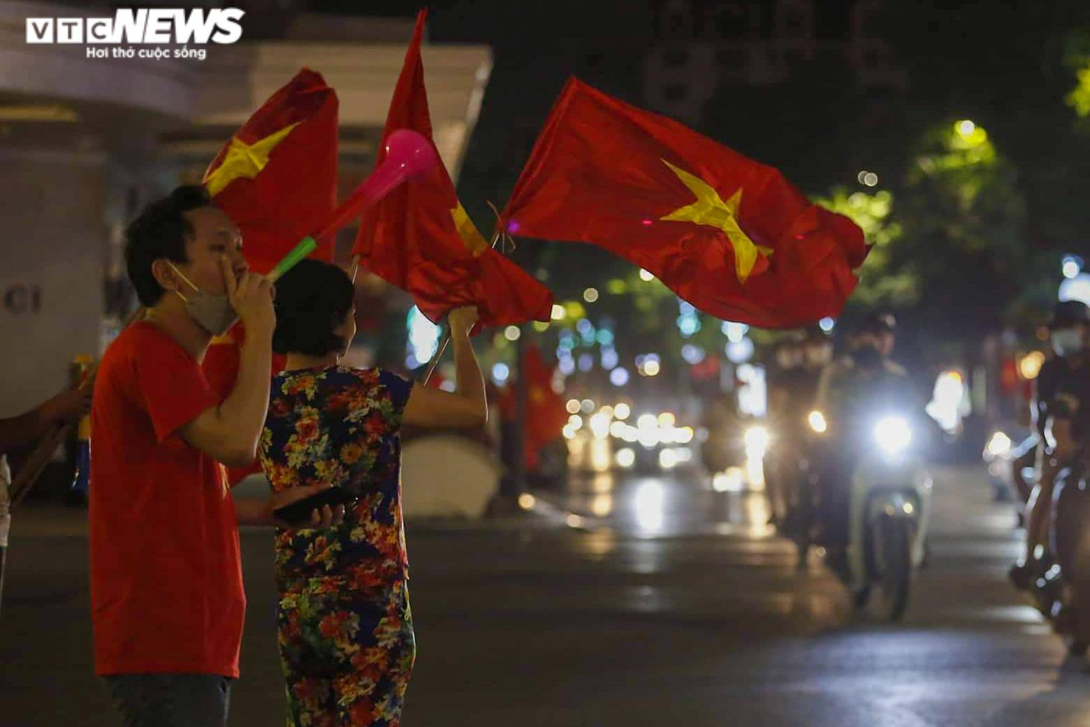 Người hâm mộ đổ ra đường ăn mừng U23 Việt Nam vào chung kết SEA Games 31 - 11