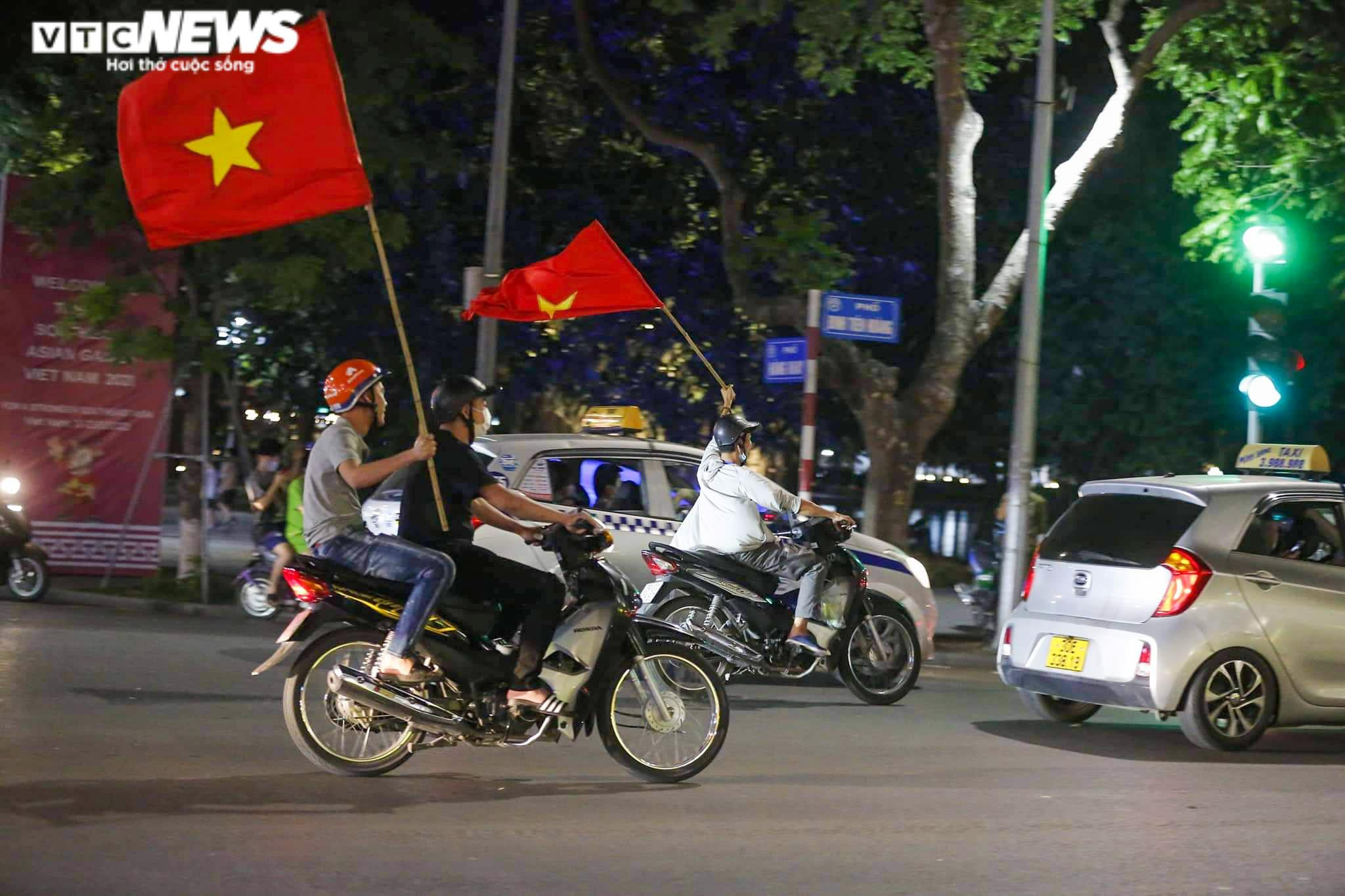 Người hâm mộ đổ ra đường ăn mừng U23 Việt Nam vào chung kết SEA Games 31 - 5