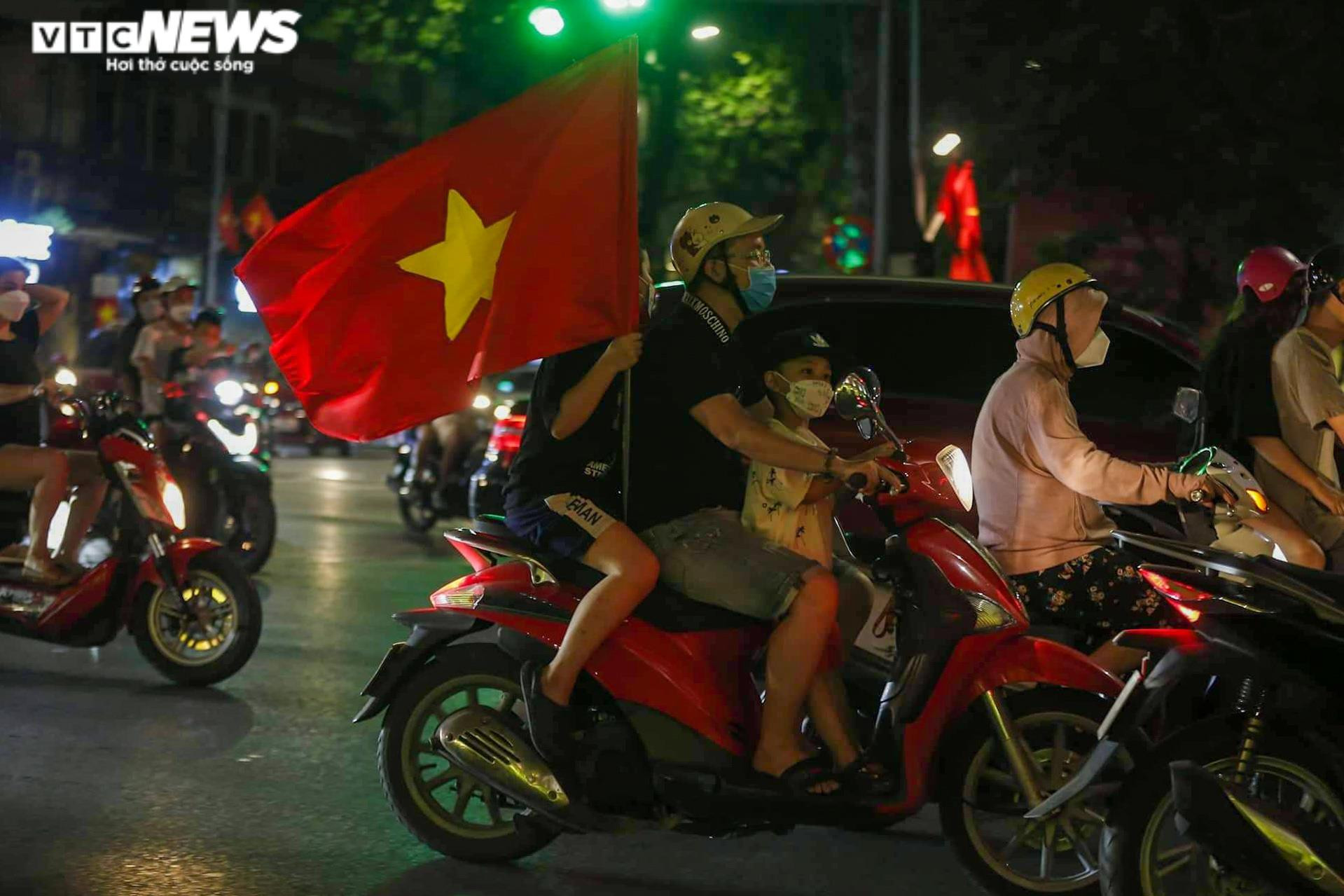 Người hâm mộ đổ ra đường ăn mừng U23 Việt Nam vào chung kết SEA Games 31 - 13