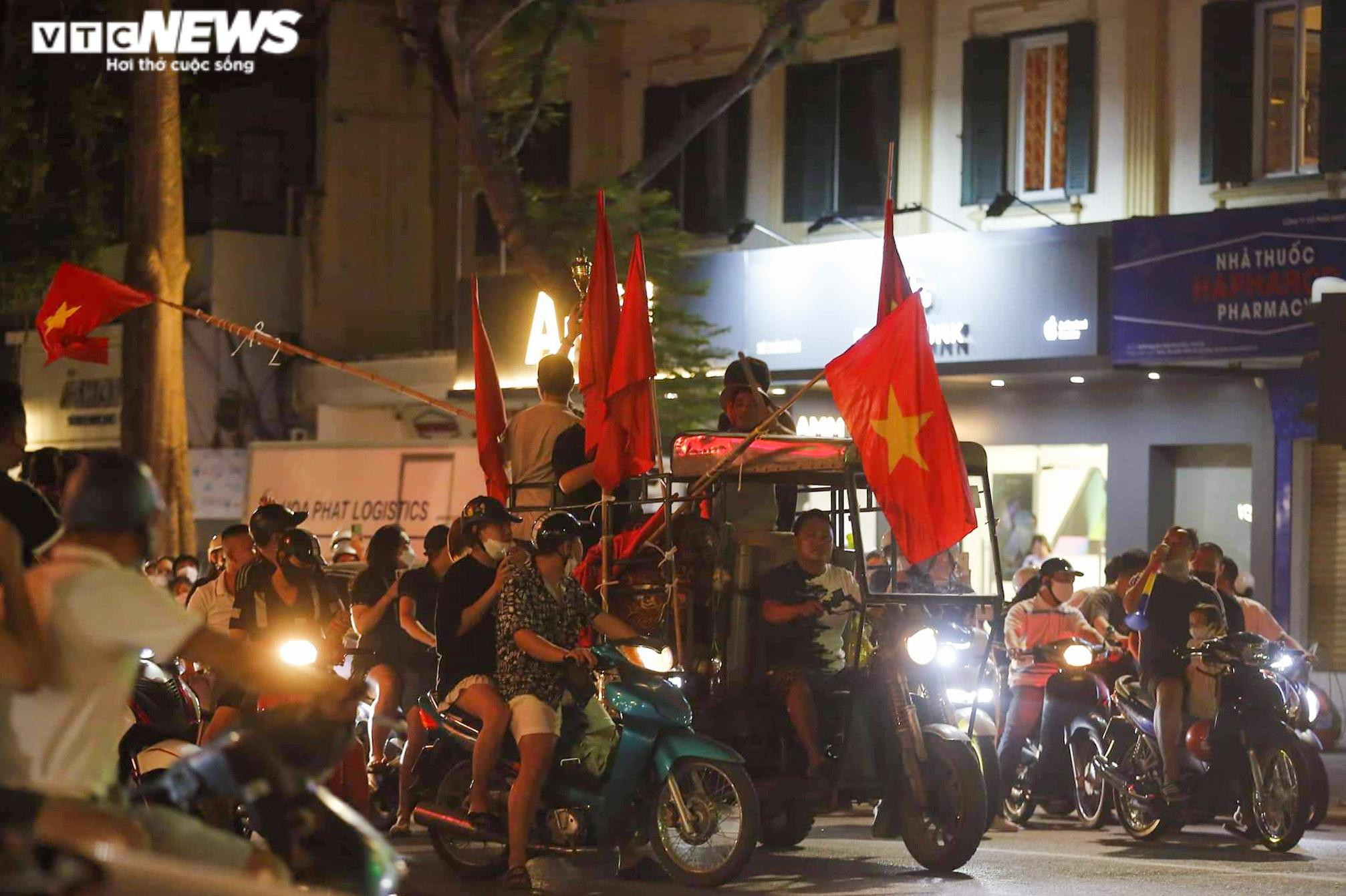 Người hâm mộ đổ ra đường ăn mừng U23 Việt Nam vào chung kết SEA Games 31 - 6