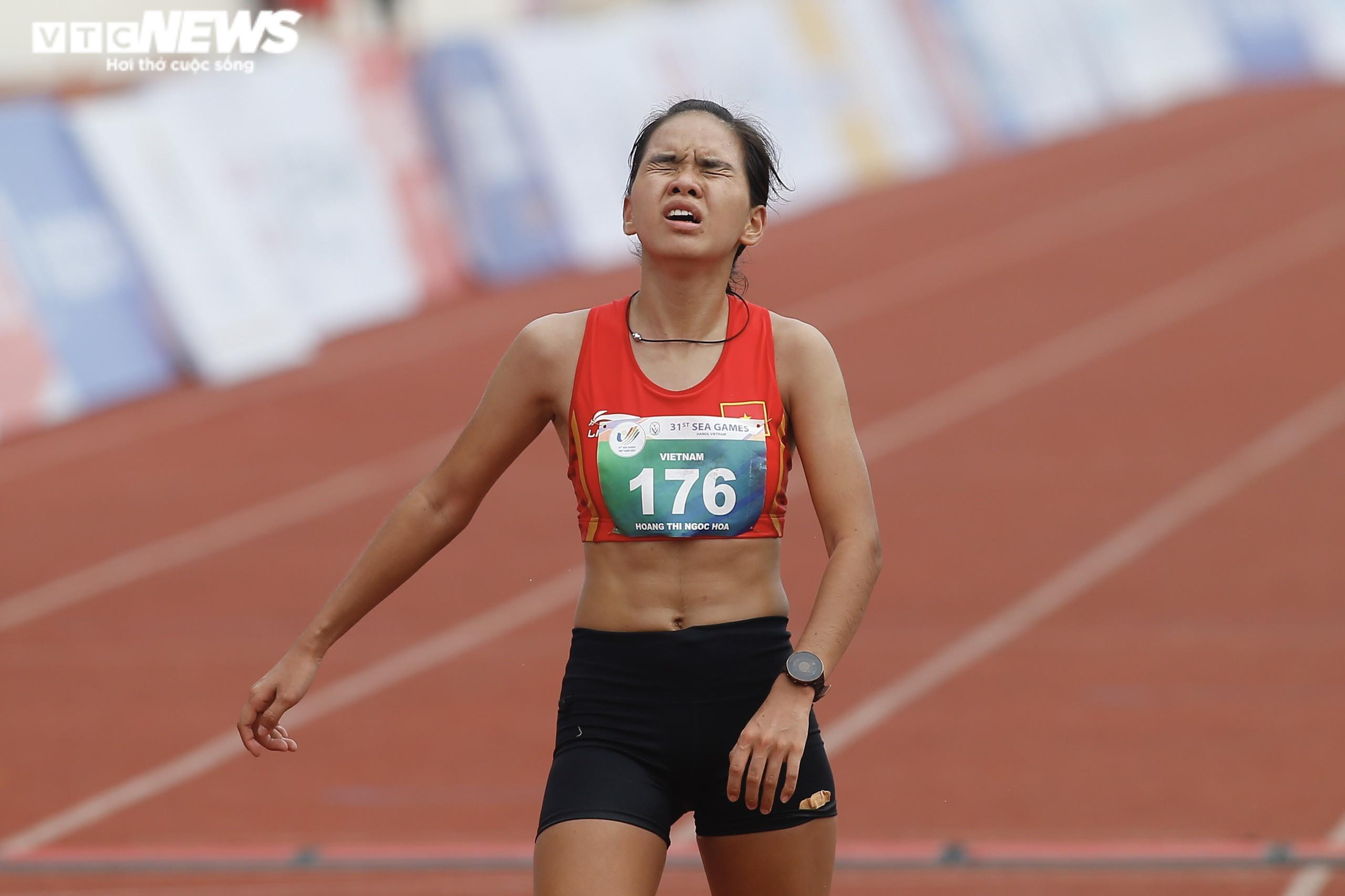 Nữ VĐV Việt Nam kiệt sức, nôn khan sau khi về đích marathon - 4