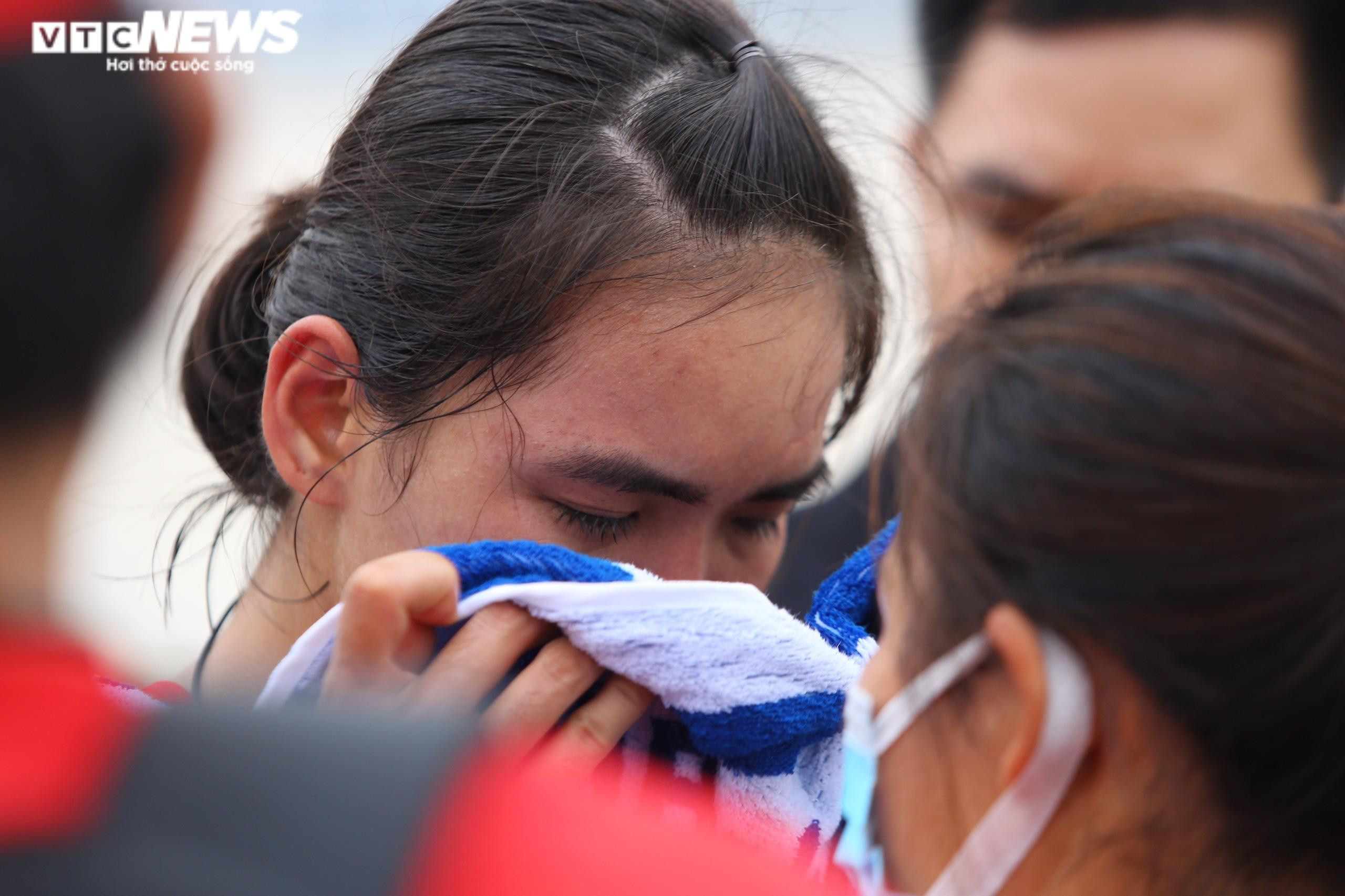 Nữ VĐV Việt Nam kiệt sức, nôn khan sau khi về đích marathon - 9