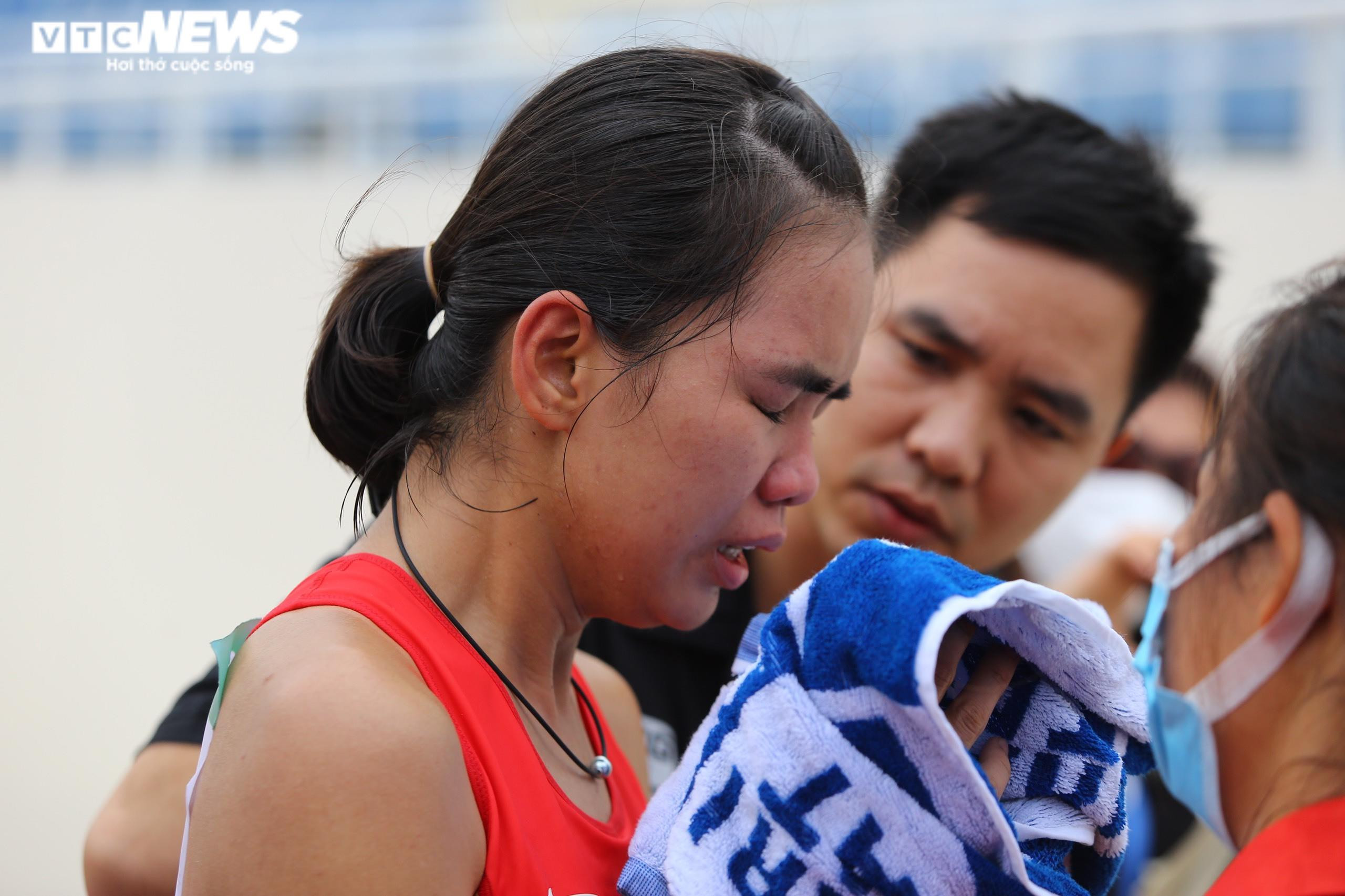 Nữ VĐV Việt Nam kiệt sức, nôn khan sau khi về đích marathon - 8